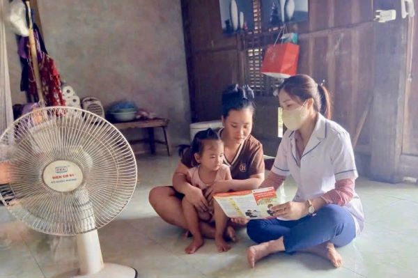 Туен Куанг «развязывает узел» вакцинации в высокогорье - Фото 2. Tuyên Quang ‘gỡ nút thắt’ tiêm chủng ở vùng cao- Ảnh 2.