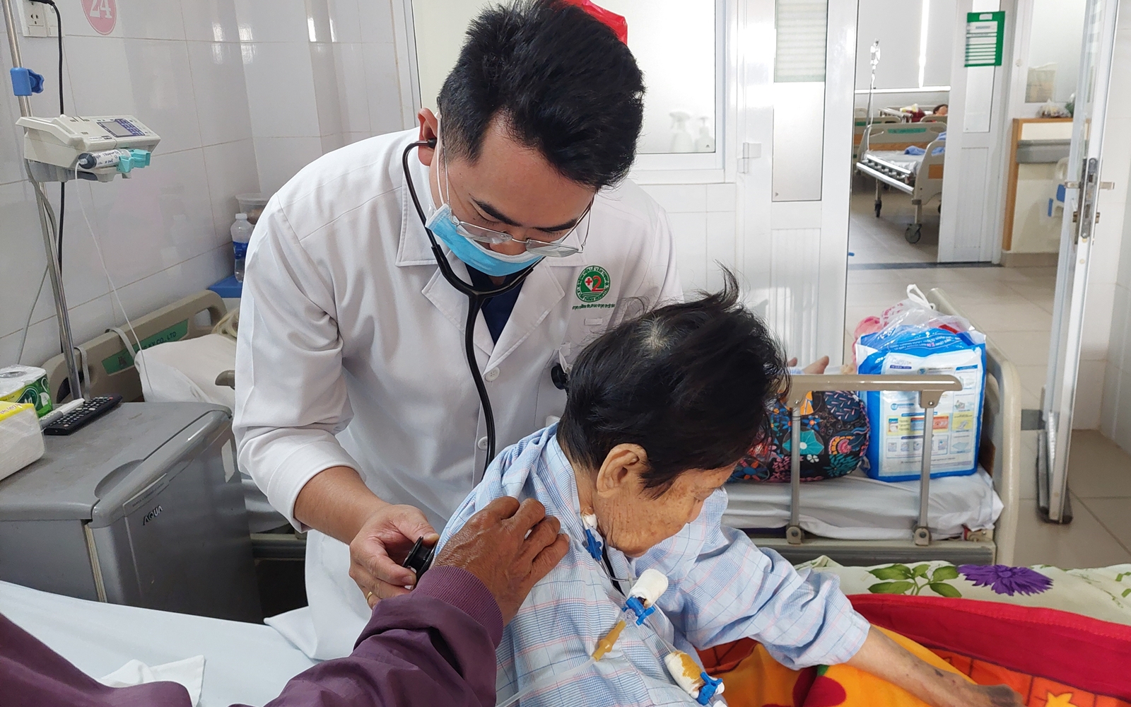 TPHCM triển khai  máy khử rung tim tự động (AED) tại tuyến Metro số 1- Ảnh 3.