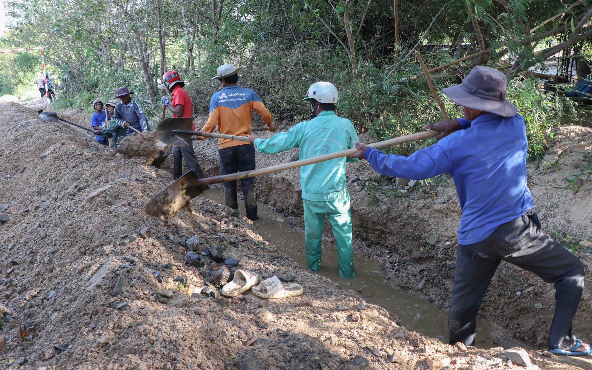 Nối nhịp cầu phao bị lũ cuốn trôi hàng cây số ở Huế- Ảnh 13. Khánh Hòa khẩn trương tu sửa công trình thủy lợi, tái thiết cuộc sống sau lũ