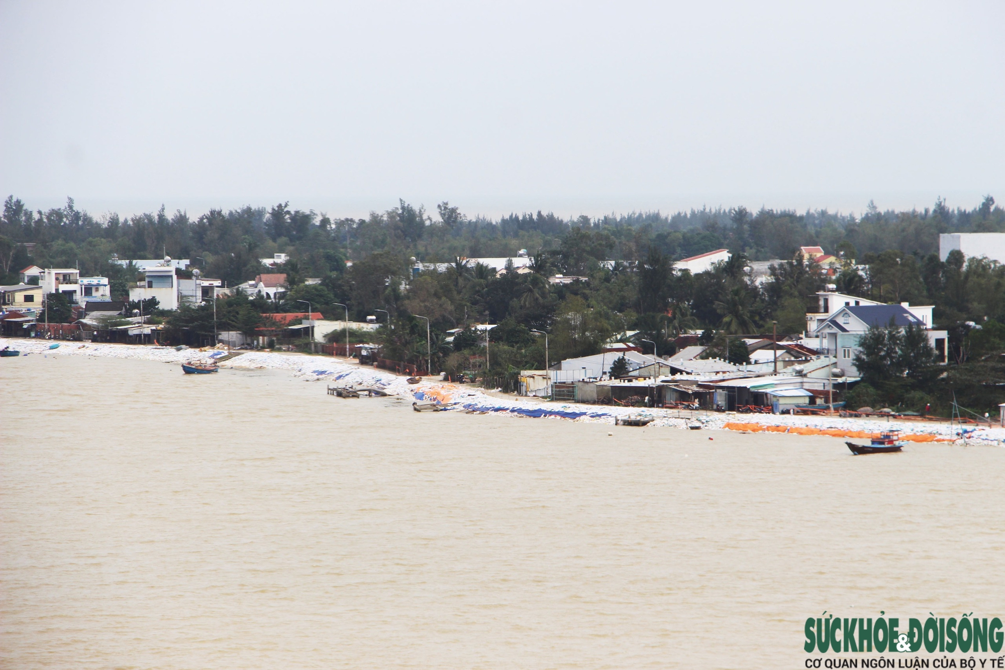 Cả làng chạy đua với thời gian, giành từng mét đất trước 'hà bá'- Ảnh 1. Cả làng chạy đua với thời gian, giành từng mét đất trước 'hà bá'- Ảnh 1.
