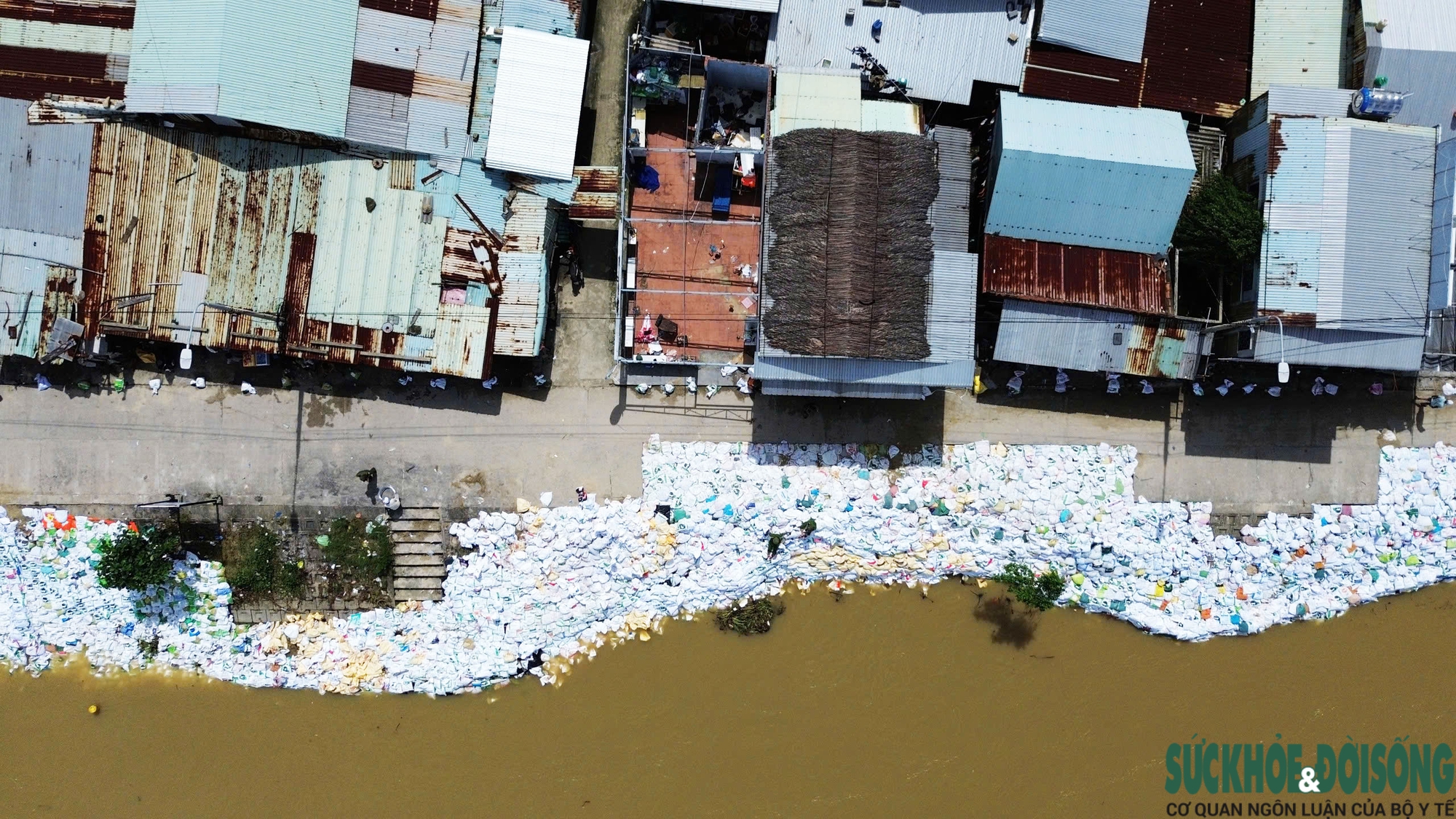 Cả làng chạy đua với thời gian, giành từng mét đất trước 'hà bá'- Ảnh 2. Cả làng chạy đua với thời gian, giành từng mét đất trước 'hà bá'- Ảnh 2.