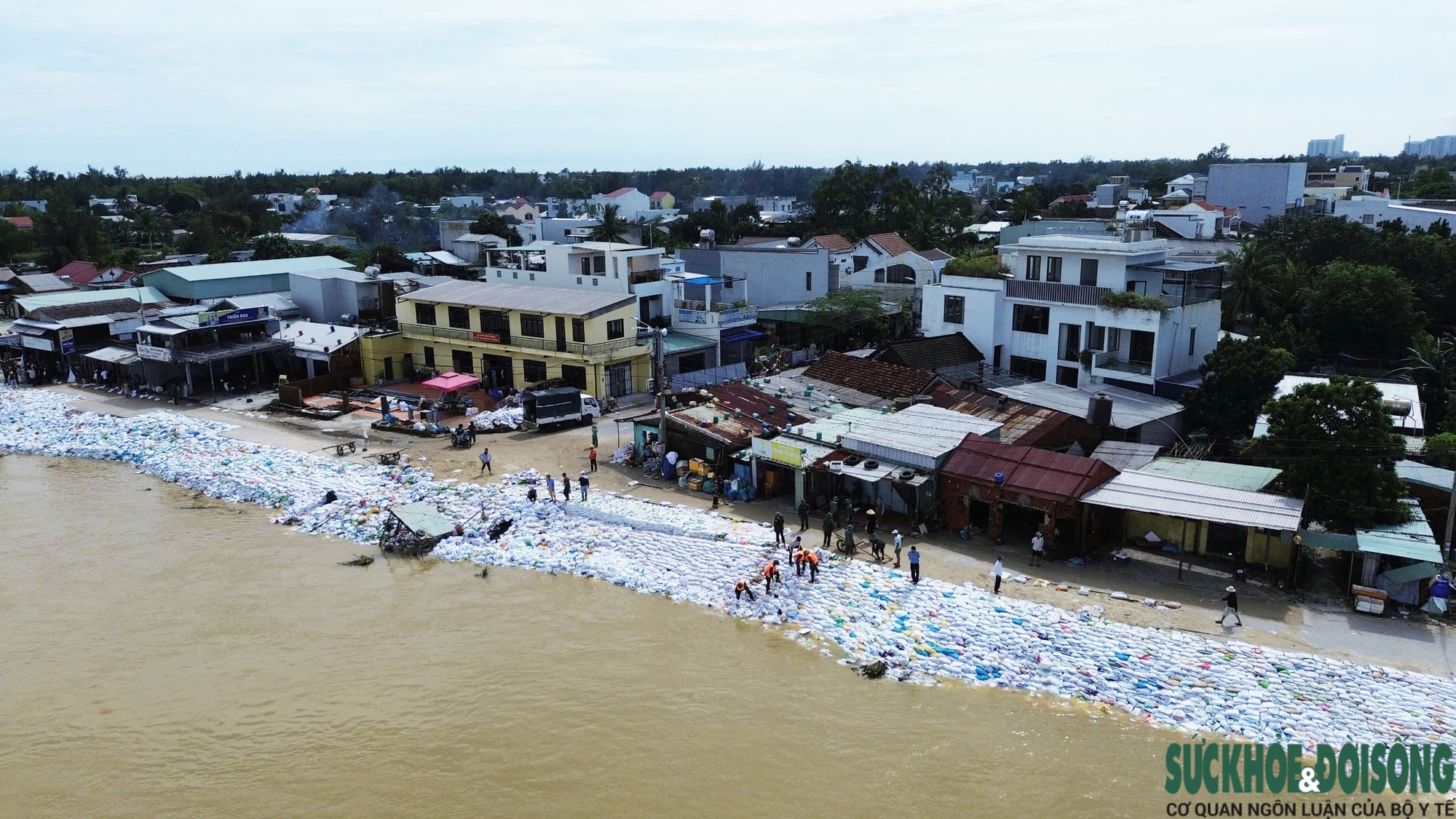 Cả làng chạy đua với thời gian, giành từng mét đất trước 'hà bá'- Ảnh 6. Cả làng chạy đua với thời gian, giành từng mét đất trước 'hà bá'- Ảnh 6.