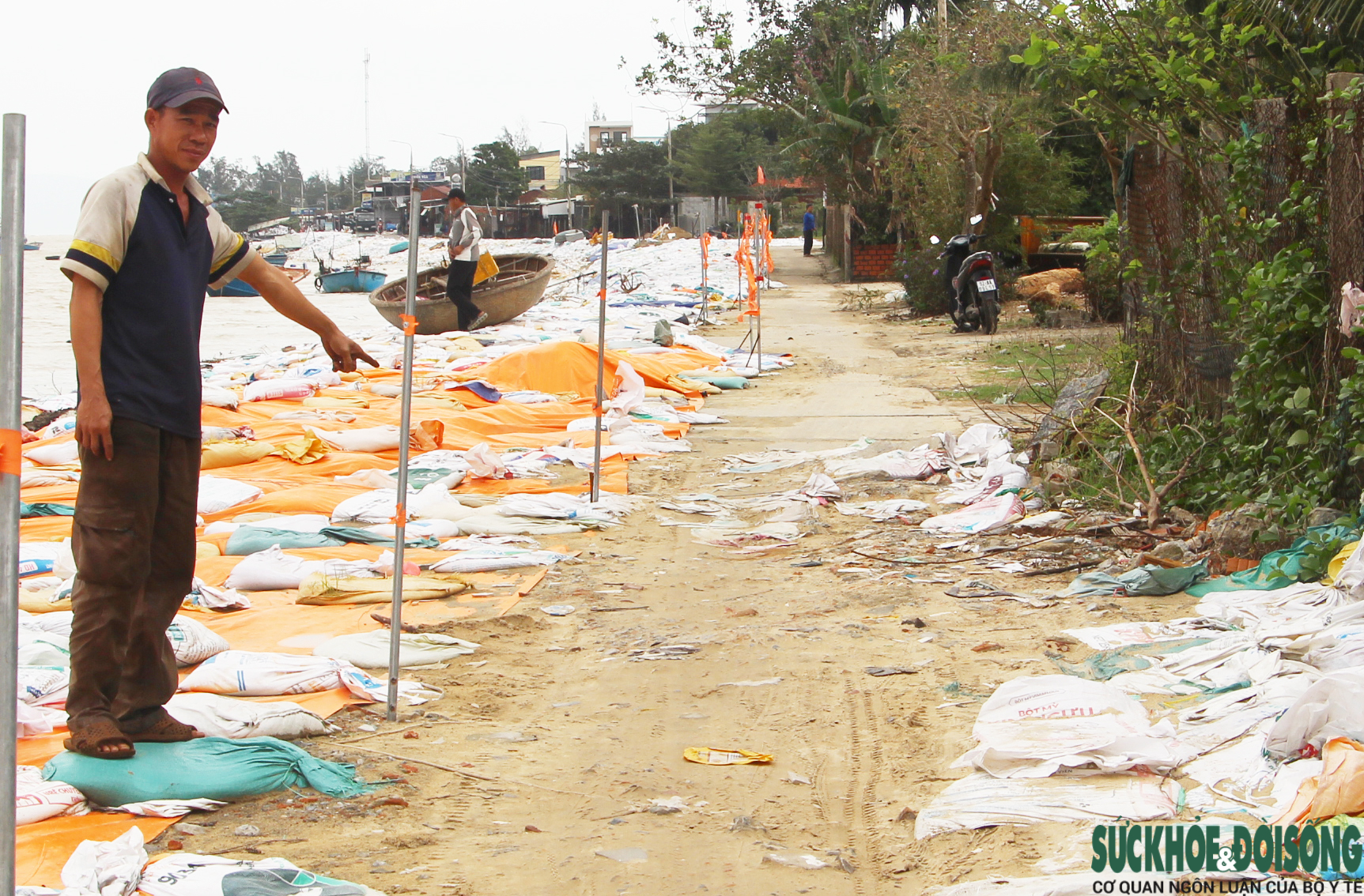 Cả làng chạy đua với thời gian, giành từng mét đất trước 'hà bá'- Ảnh 8. Cả làng chạy đua với thời gian, giành từng mét đất trước 'hà bá'- Ảnh 8.