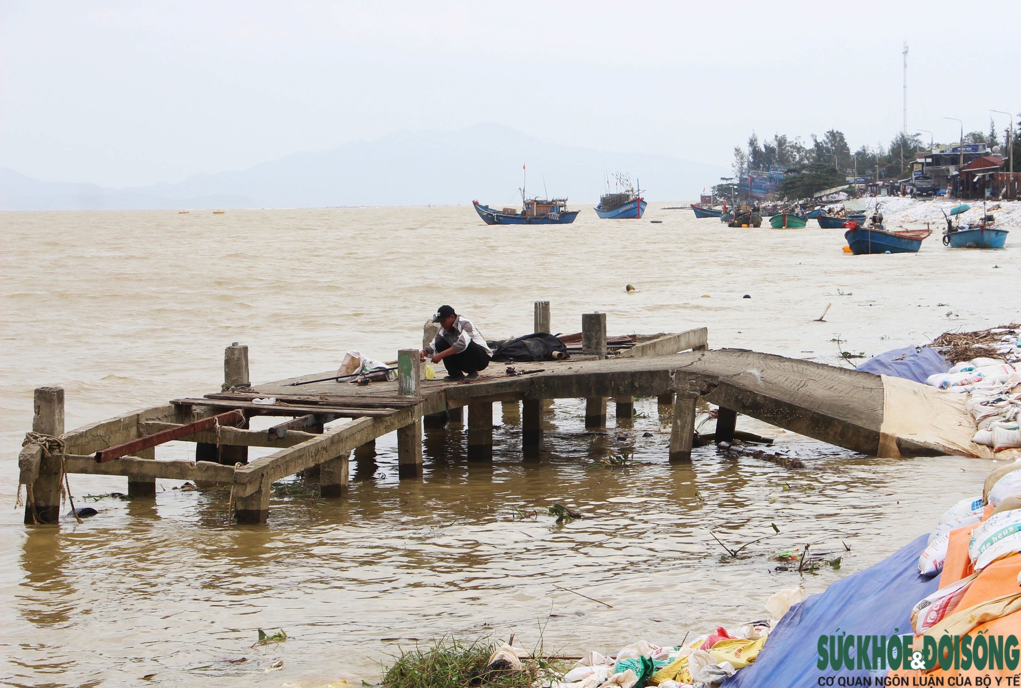 Cả làng chạy đua với thời gian, giành từng mét đất trước 'hà bá'- Ảnh 10. Cả làng chạy đua với thời gian, giành từng mét đất trước 'hà bá'- Ảnh 10.