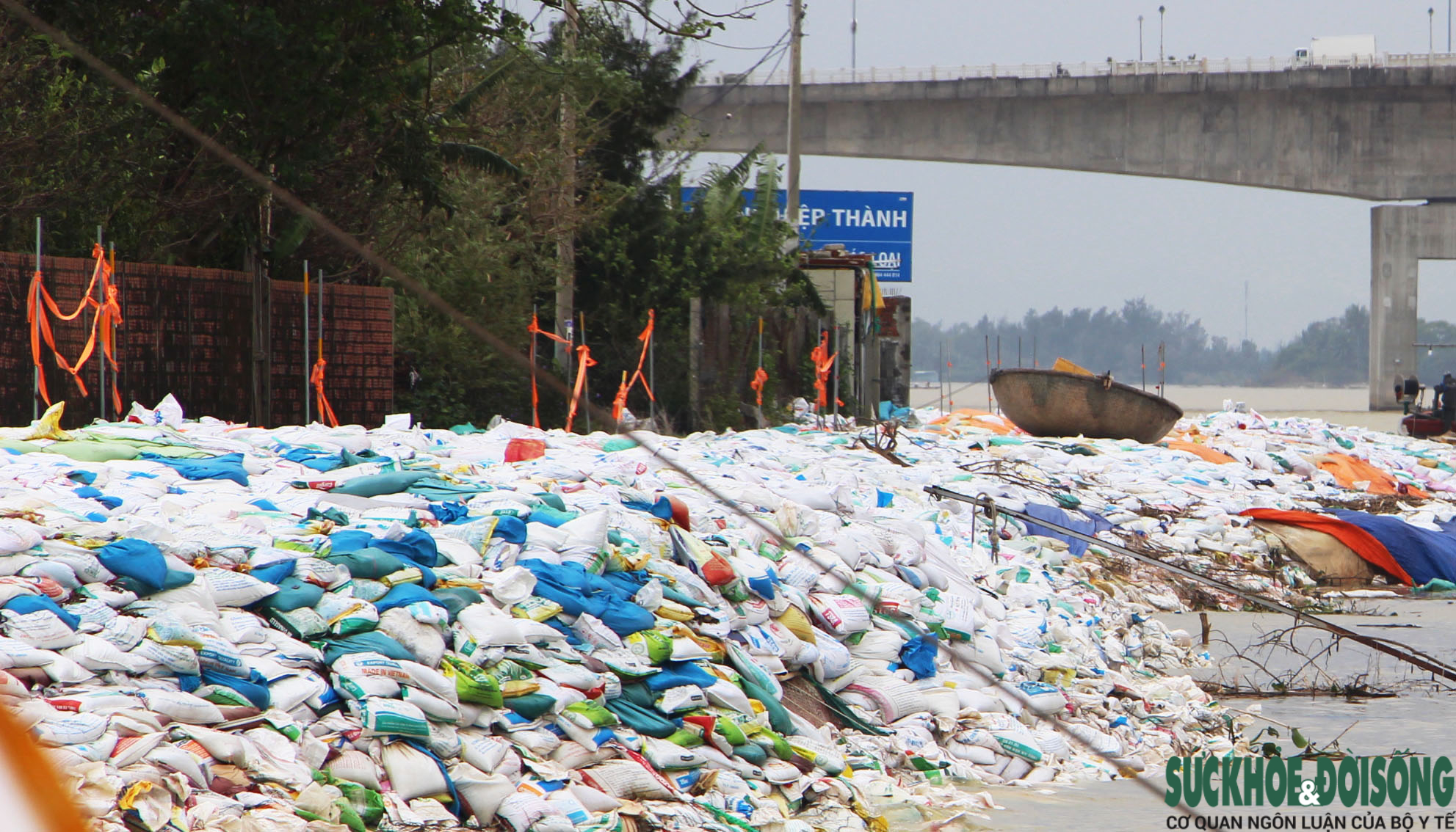 Cả làng chạy đua với thời gian, giành từng mét đất trước 'hà bá'- Ảnh 11. Cả làng chạy đua với thời gian, giành từng mét đất trước 'hà bá'- Ảnh 11.