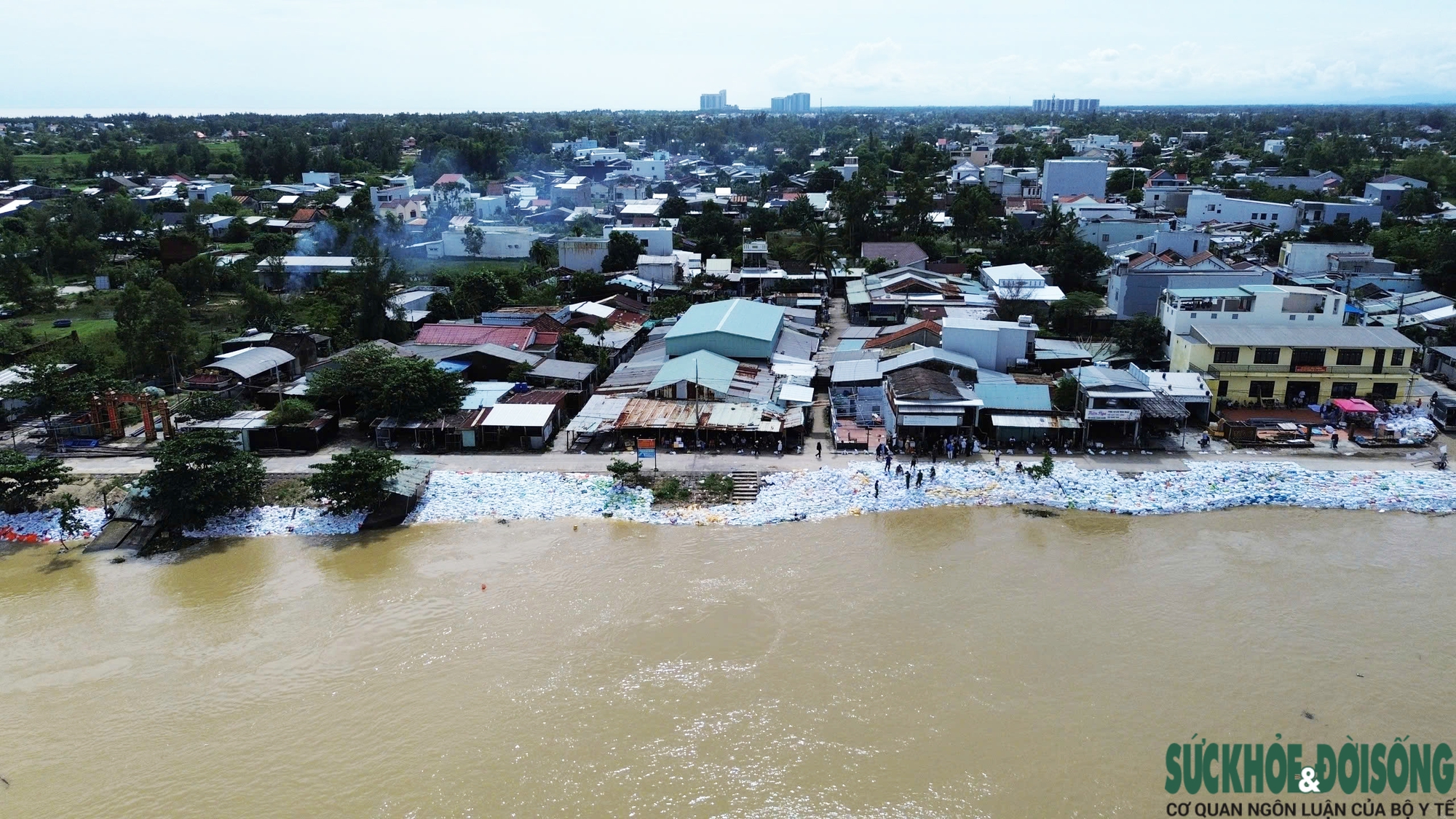 Cả làng chạy đua với thời gian, giành từng mét đất trước 'hà bá'- Ảnh 12. Cả làng chạy đua với thời gian, giành từng mét đất trước 'hà bá'- Ảnh 12.