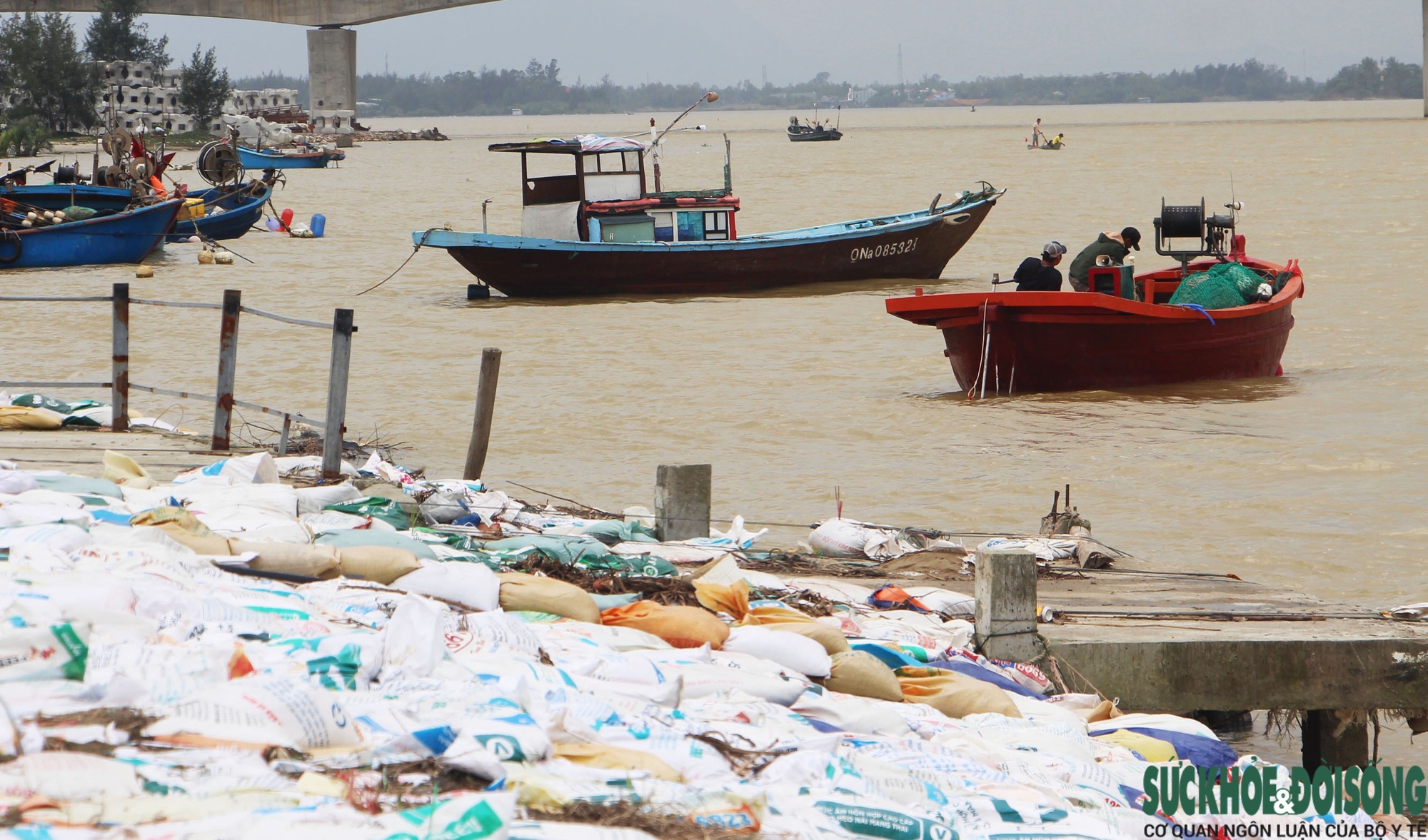 Cả làng chạy đua với thời gian, giành từng mét đất trước 'hà bá'- Ảnh 13. Cả làng chạy đua với thời gian, giành từng mét đất trước 'hà bá'- Ảnh 13.