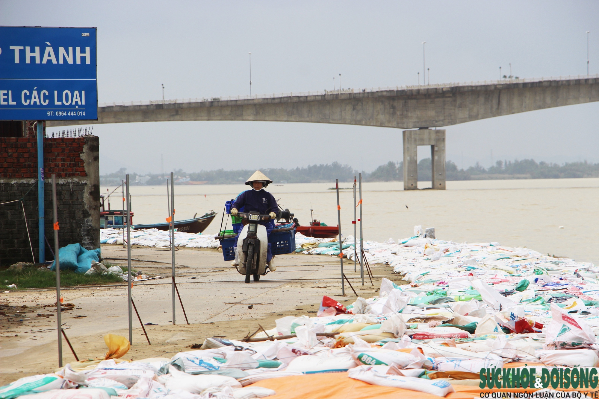 Cả làng chạy đua với thời gian, giành từng mét đất trước 'hà bá'- Ảnh 14. Cả làng chạy đua với thời gian, giành từng mét đất trước 'hà bá'- Ảnh 14.