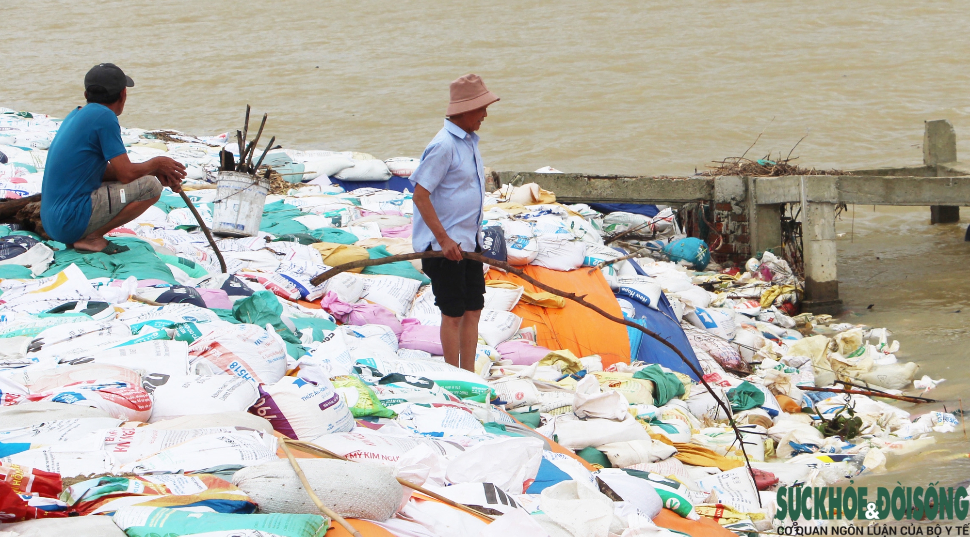Cả làng chạy đua với thời gian, giành từng mét đất trước 'hà bá'- Ảnh 15. Cả làng chạy đua với thời gian, giành từng mét đất trước 'hà bá'- Ảnh 15.
