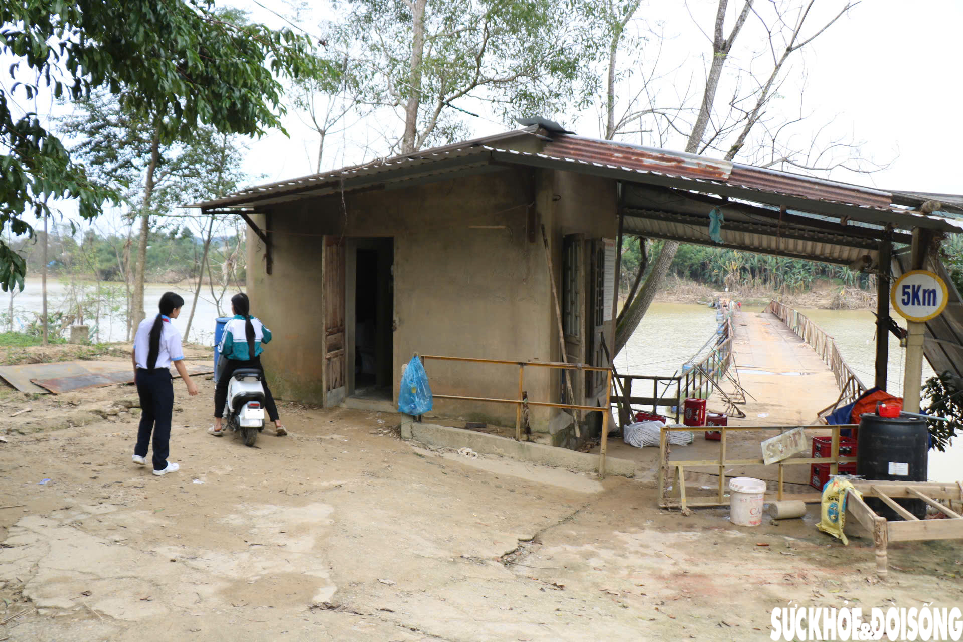 Nối nhịp cầu phao bị lũ cuốn trôi hàng cây số ở Huế- Ảnh 1. Nối nhịp cầu phao bị lũ cuốn trôi hàng cây số ở Huế- Ảnh 1.