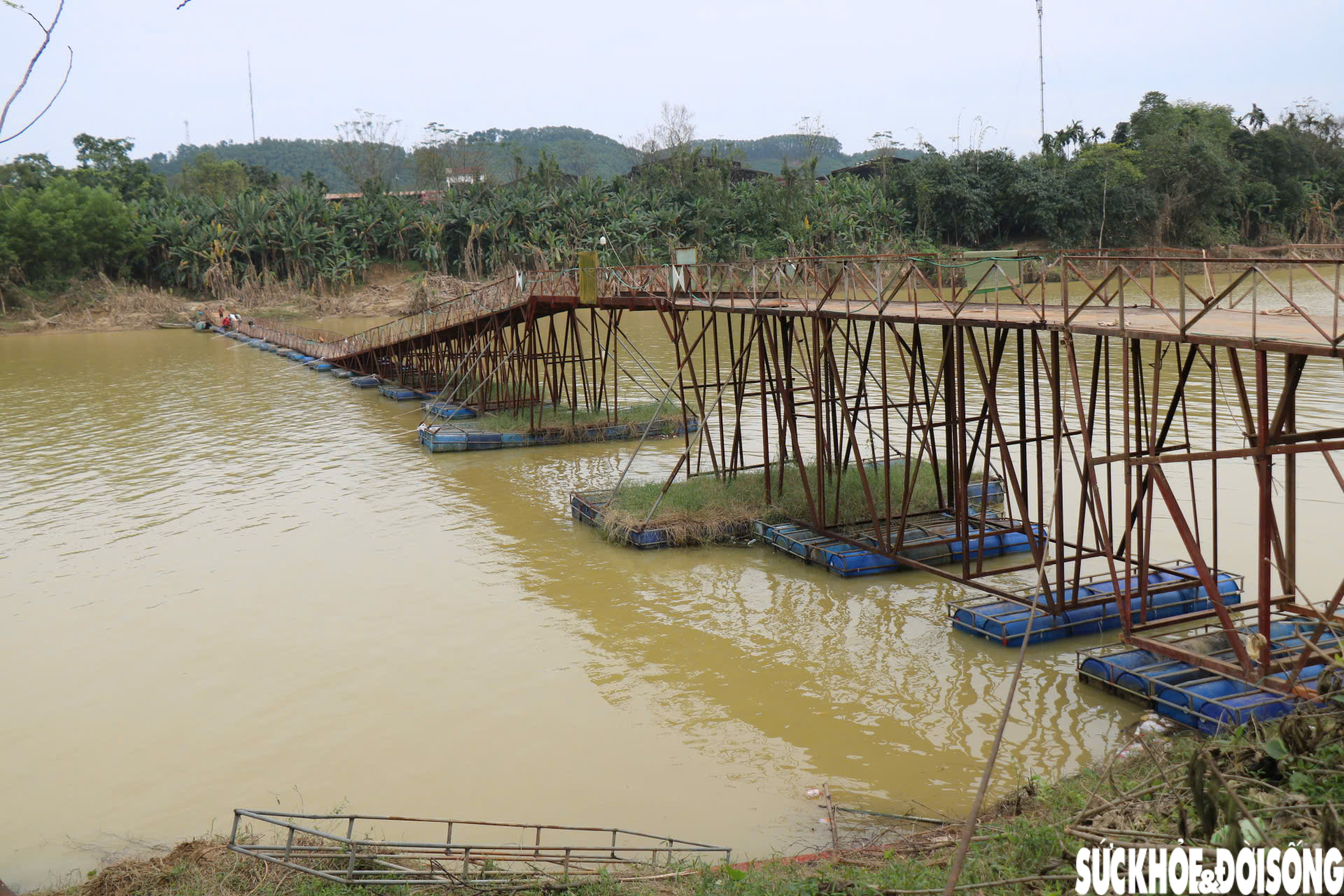 Nối nhịp cầu phao bị lũ cuốn trôi hàng cây số ở Huế- Ảnh 2. Nối nhịp cầu phao bị lũ cuốn trôi hàng cây số ở Huế- Ảnh 2.