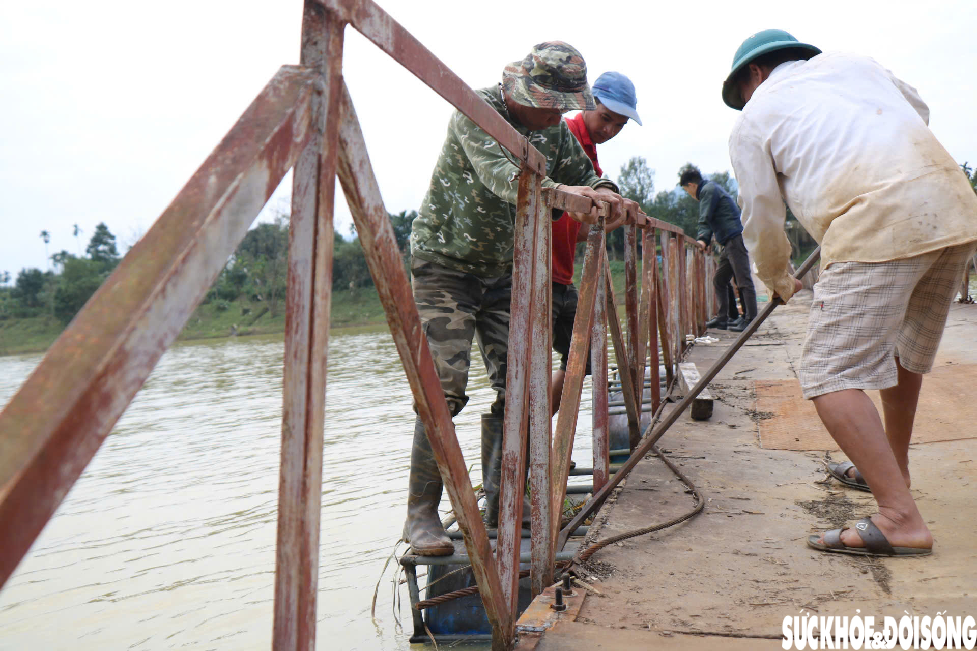 Nối nhịp cầu phao bị lũ cuốn trôi hàng cây số ở Huế- Ảnh 4. Nối nhịp cầu phao bị lũ cuốn trôi hàng cây số ở Huế- Ảnh 4.