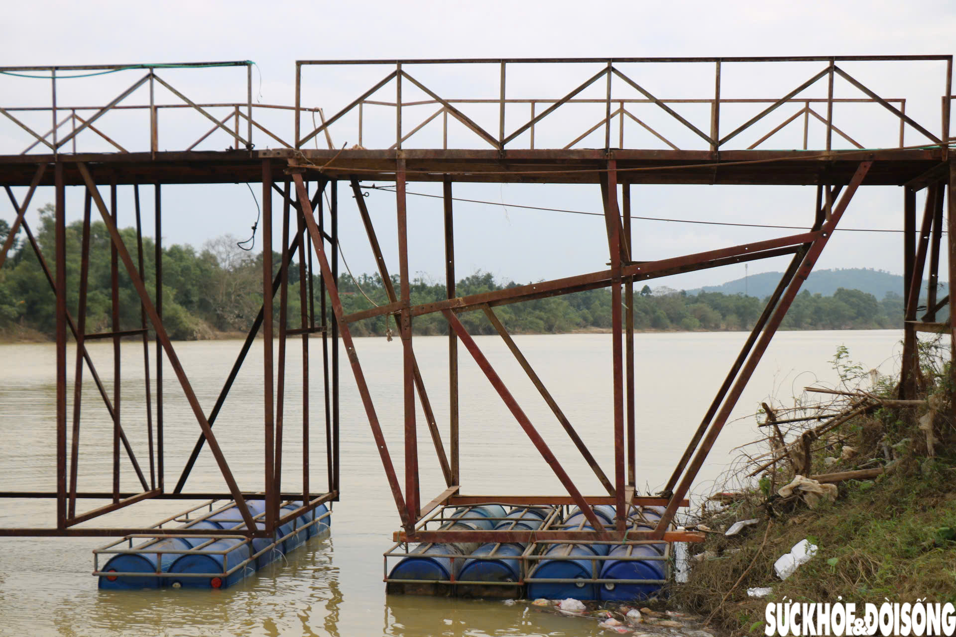 Nối nhịp cầu phao bị lũ cuốn trôi hàng cây số ở Huế- Ảnh 5. Nối nhịp cầu phao bị lũ cuốn trôi hàng cây số ở Huế- Ảnh 5.