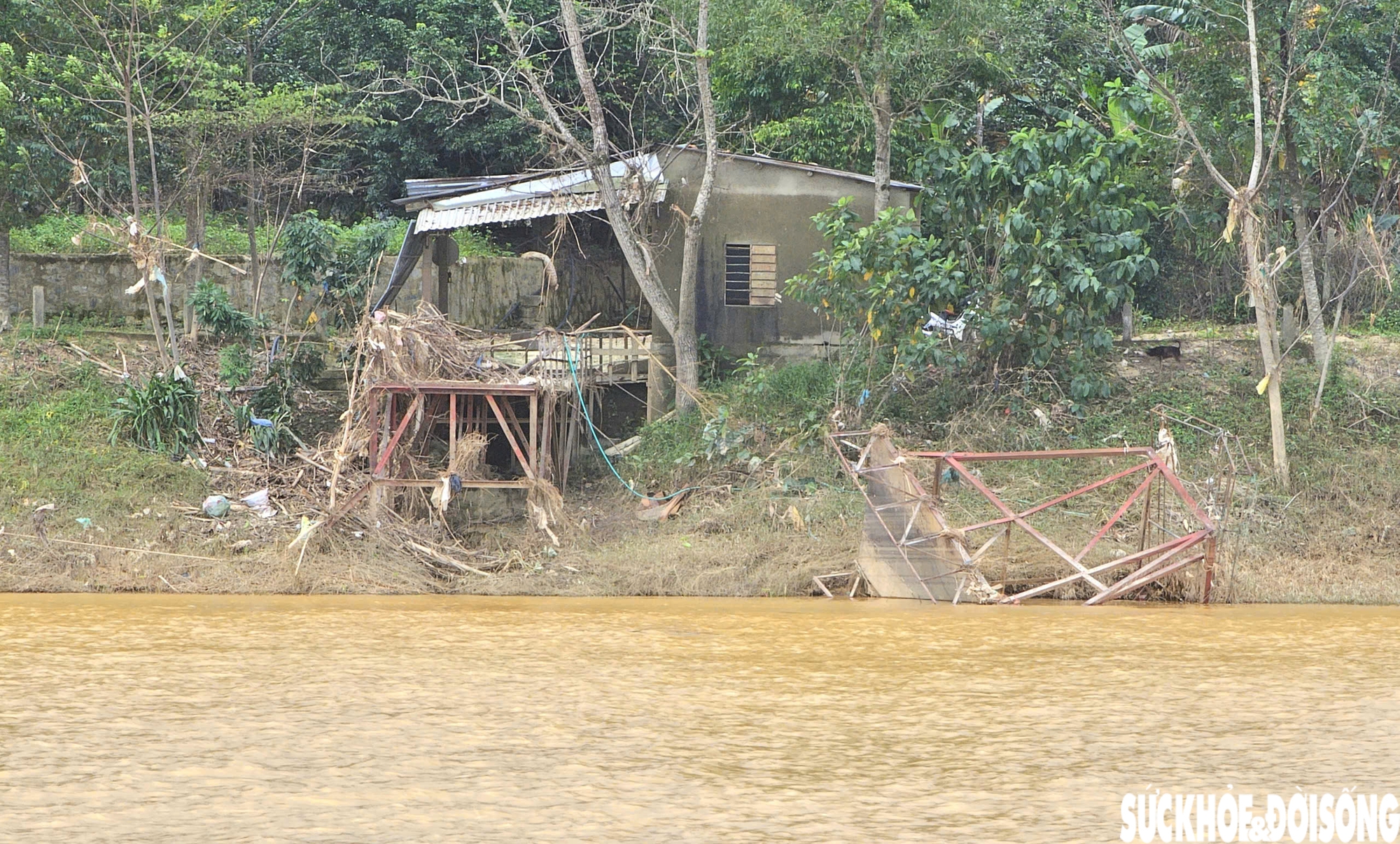 Nối nhịp cầu phao bị lũ cuốn trôi hàng cây số ở Huế- Ảnh 6. Nối nhịp cầu phao bị lũ cuốn trôi hàng cây số ở Huế- Ảnh 6.