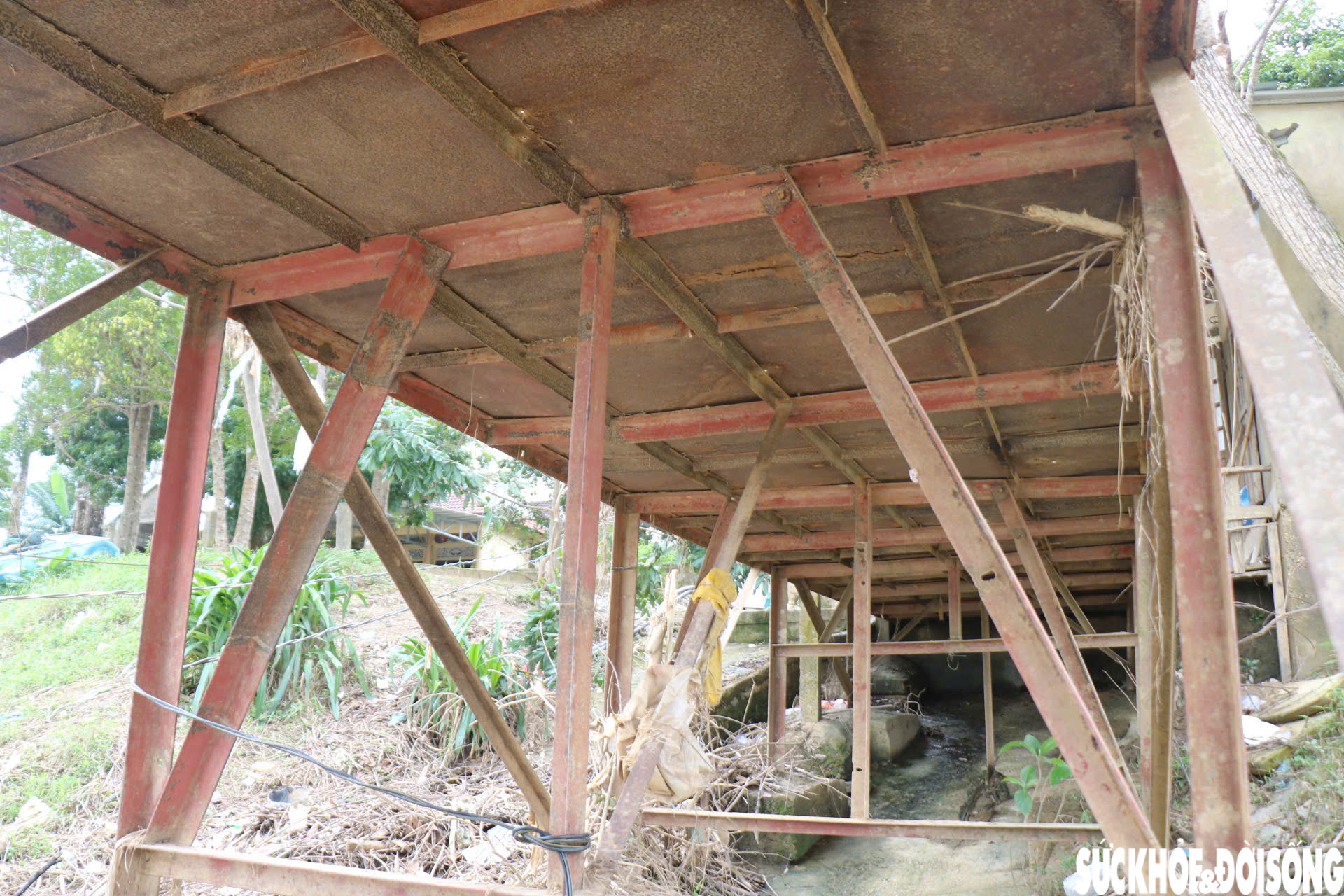 Nối nhịp cầu phao bị lũ cuốn trôi hàng cây số ở Huế- Ảnh 7. Nối nhịp cầu phao bị lũ cuốn trôi hàng cây số ở Huế- Ảnh 7.