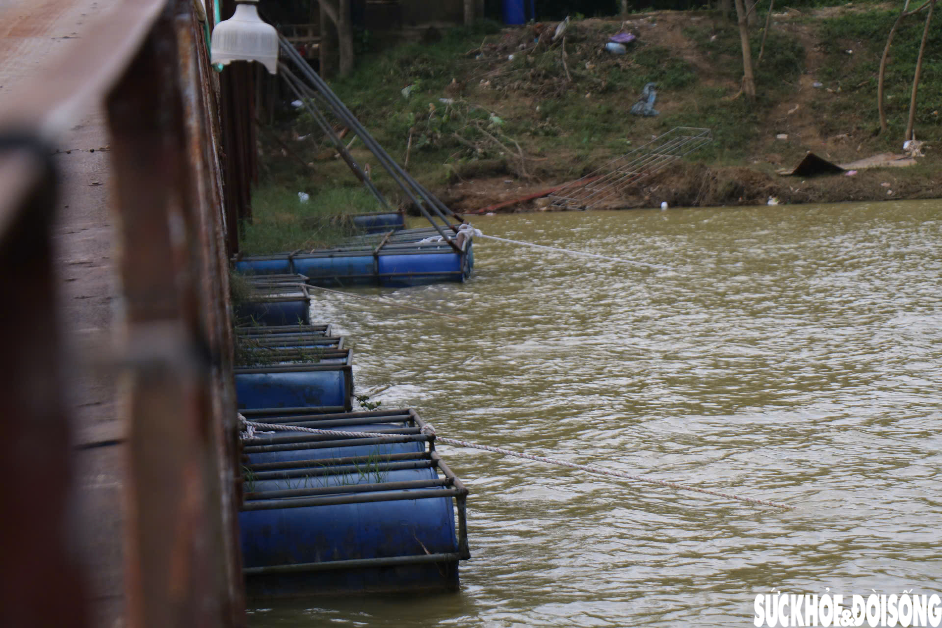 Nối nhịp cầu phao bị lũ cuốn trôi hàng cây số ở Huế- Ảnh 8. Nối nhịp cầu phao bị lũ cuốn trôi hàng cây số ở Huế- Ảnh 8.