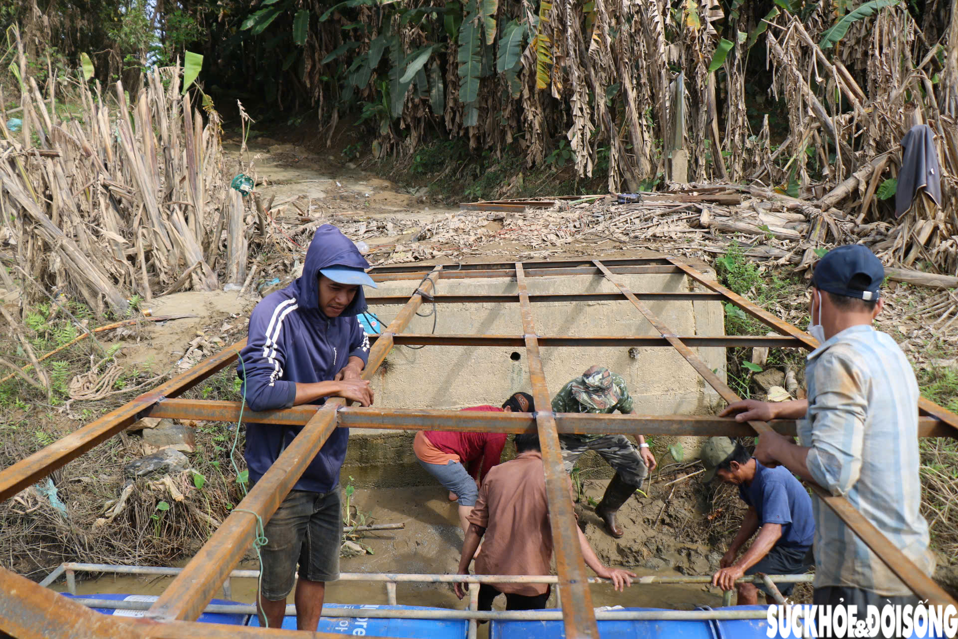 Nối nhịp cầu phao bị lũ cuốn trôi hàng cây số ở Huế- Ảnh 9. Nối nhịp cầu phao bị lũ cuốn trôi hàng cây số ở Huế- Ảnh 9.