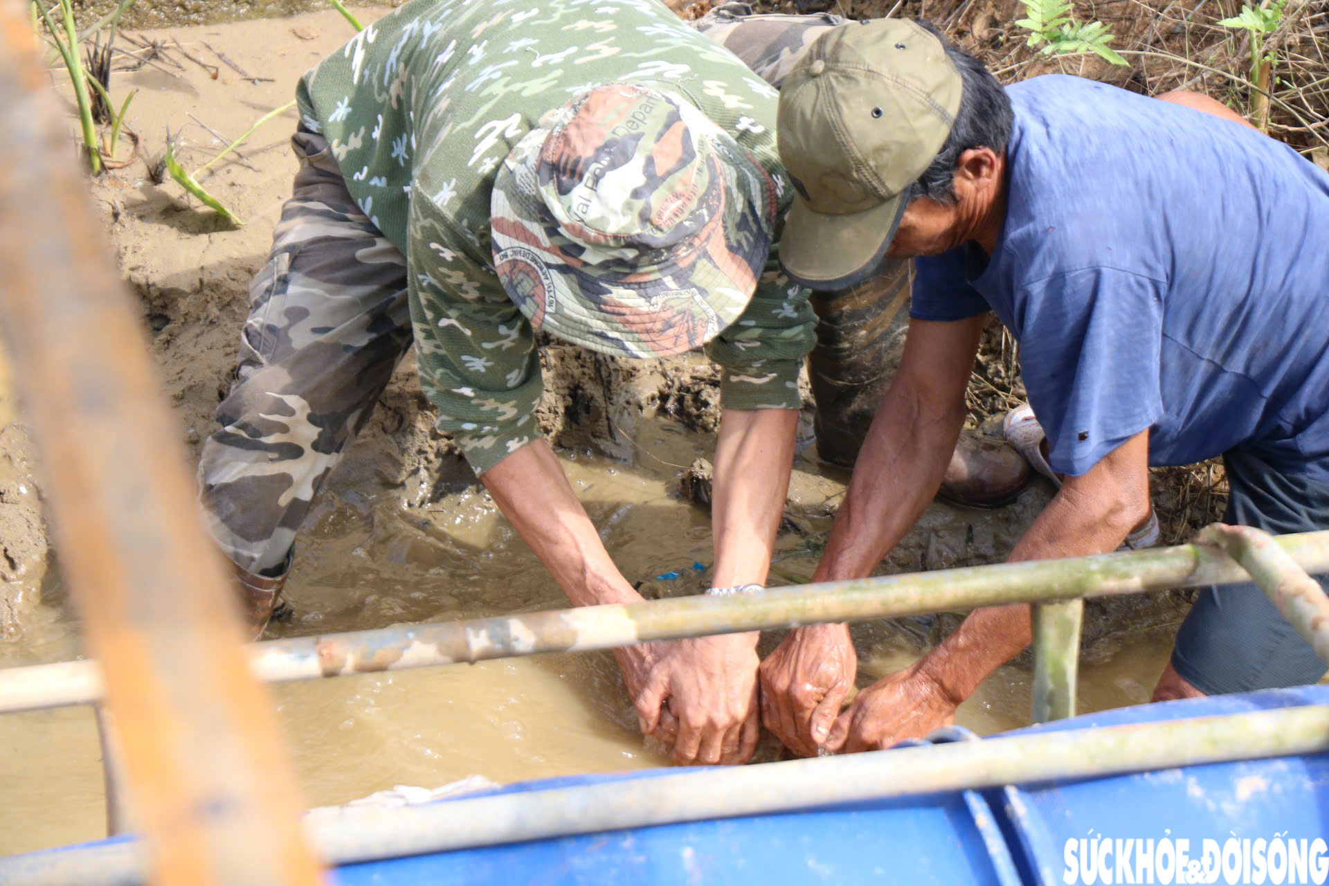 Nối nhịp cầu phao bị lũ cuốn trôi hàng cây số ở Huế- Ảnh 10. Nối nhịp cầu phao bị lũ cuốn trôi hàng cây số ở Huế- Ảnh 10.