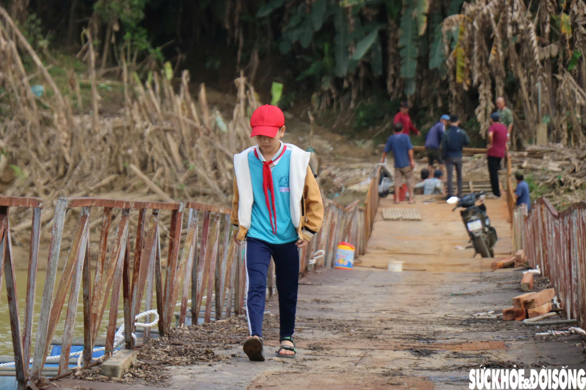 Nối nhịp cầu phao bị lũ cuốn trôi hàng cây số ở Huế- Ảnh 11. Nối nhịp cầu phao bị lũ cuốn trôi hàng cây số ở Huế- Ảnh 11.