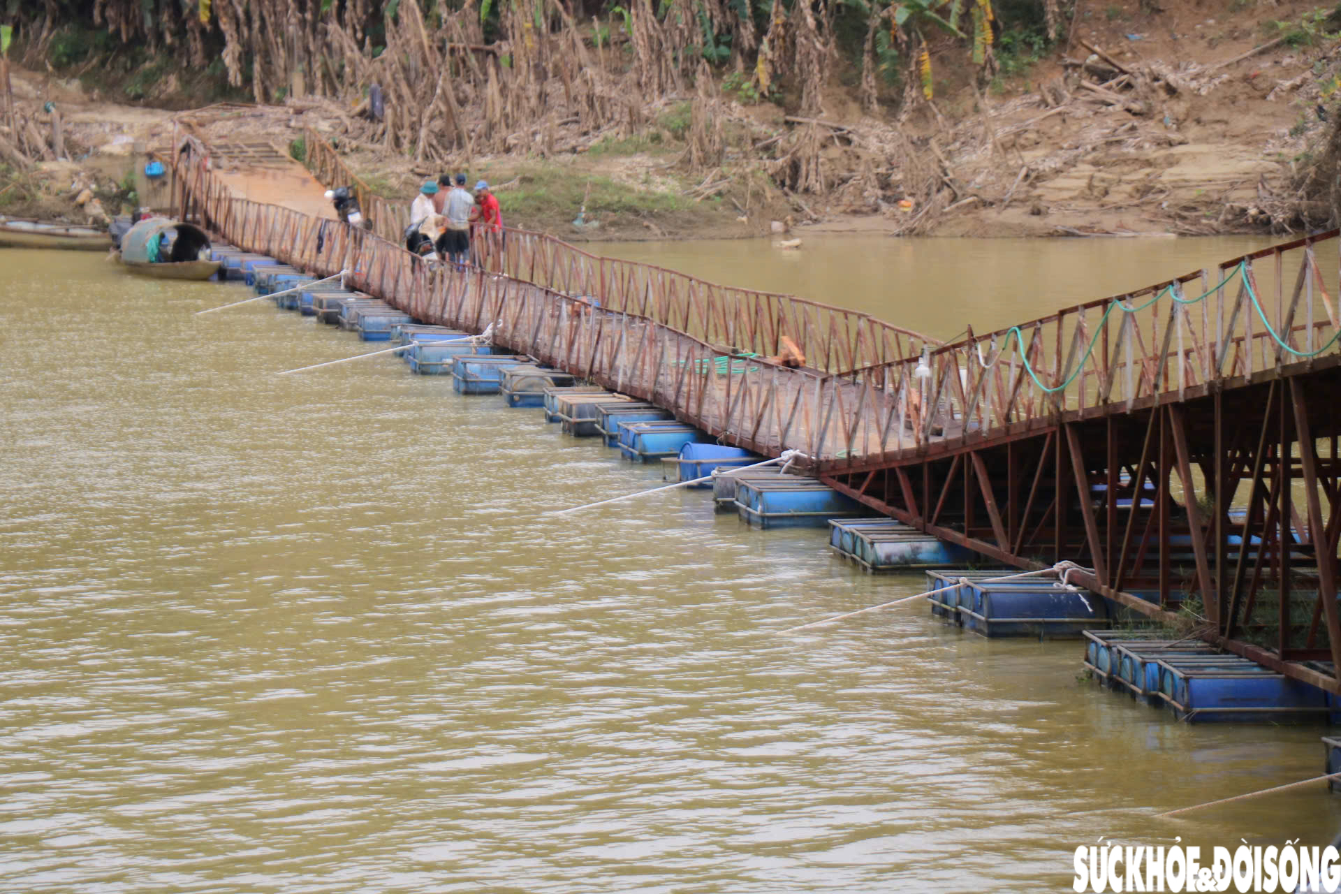 Nối nhịp cầu phao bị lũ cuốn trôi hàng cây số ở Huế- Ảnh 12. Nối nhịp cầu phao bị lũ cuốn trôi hàng cây số ở Huế- Ảnh 12.