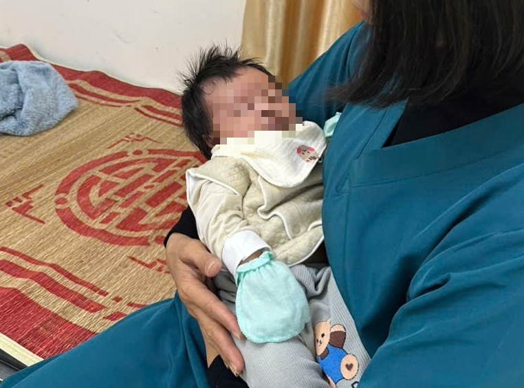 Đi thể dục buổi sáng, người phụ nữ bất ngờ phát hiện bé sơ sinh trên tấm xốp- Ảnh 1. Đi thể dục buổi sáng, người phụ nữ bất ngờ phát hiện bé sơ sinh trên tấm xốp- Ảnh 1.