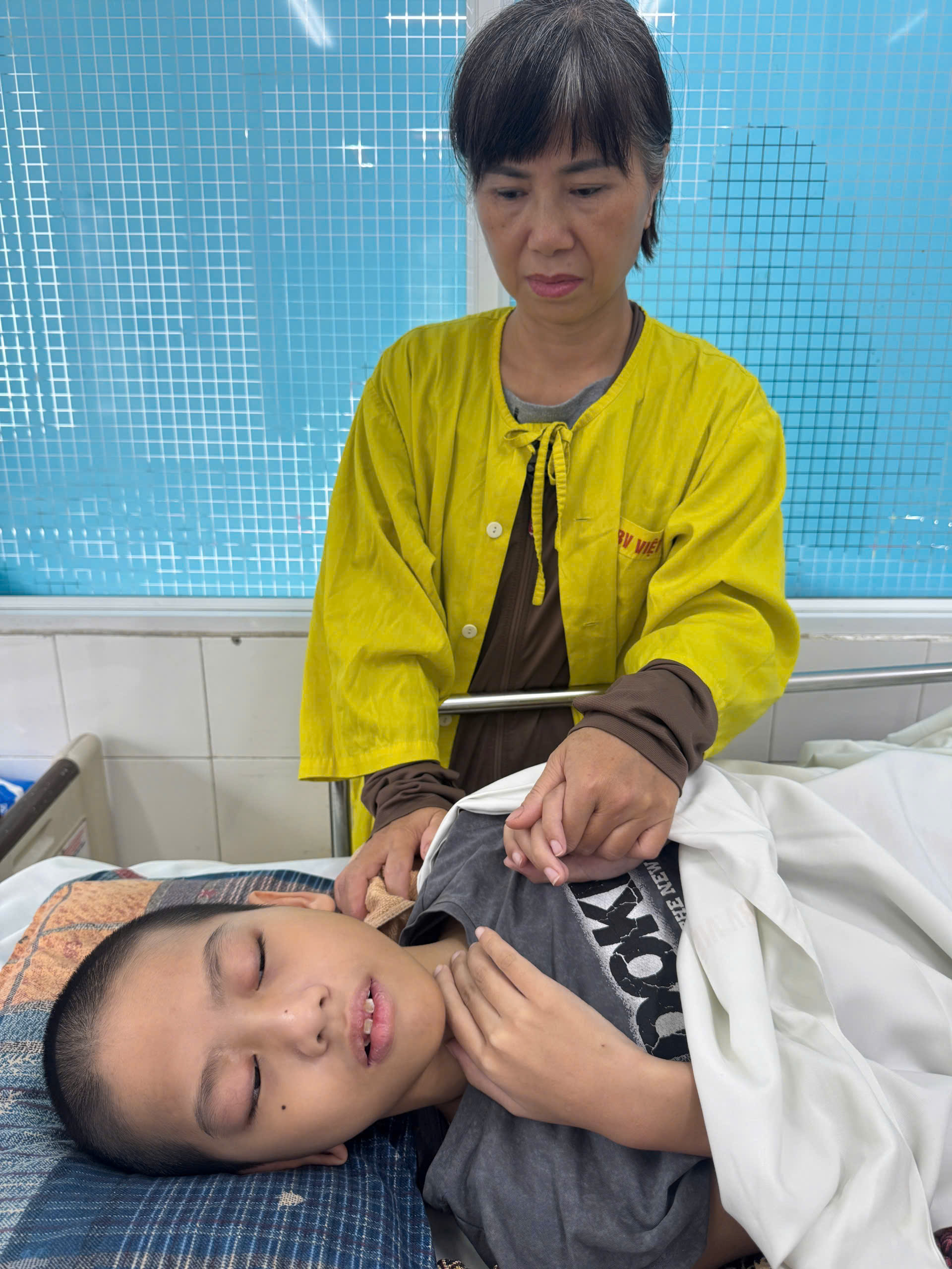 Xót xa trước nguy cơ tàn phế vĩnh viễn của cậu bé 10 tuổi bại não cần được trợ giúp- Ảnh 3. Xót xa trước nguy cơ tàn phế vĩnh viễn của cậu bé 10 tuổi bại não cần được trợ giúp- Ảnh 3.
