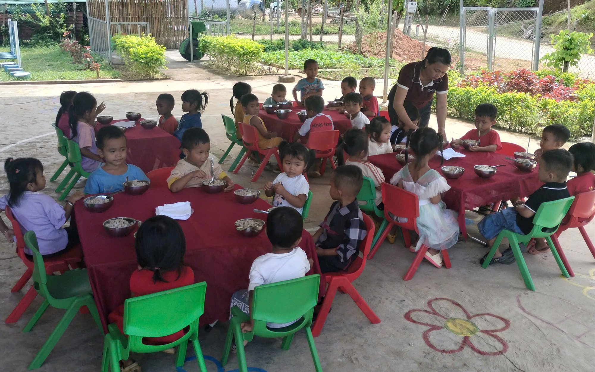 Nhiều trường học chưa nhận được kinh phí hỗ trợ bữa ăn từ dự án 'Nuôi em Nghệ An'- Ảnh 3. Công an vào cuộc xác minh dự án thiện nguyện