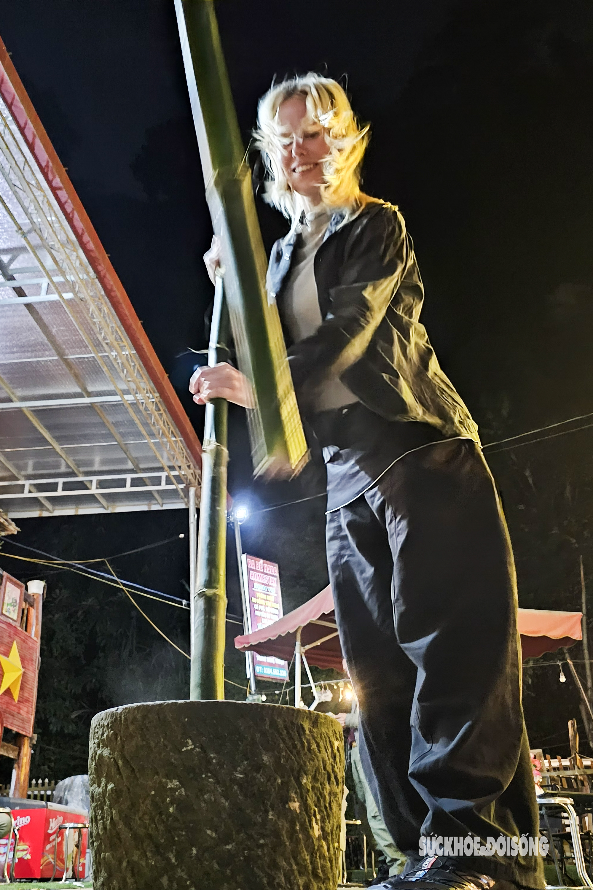 Du khách quốc tế vào bản người Tày học làm bánh dày- Ảnh 2. Du khách quốc tế vào bản người Tày học làm bánh dày- Ảnh 2.