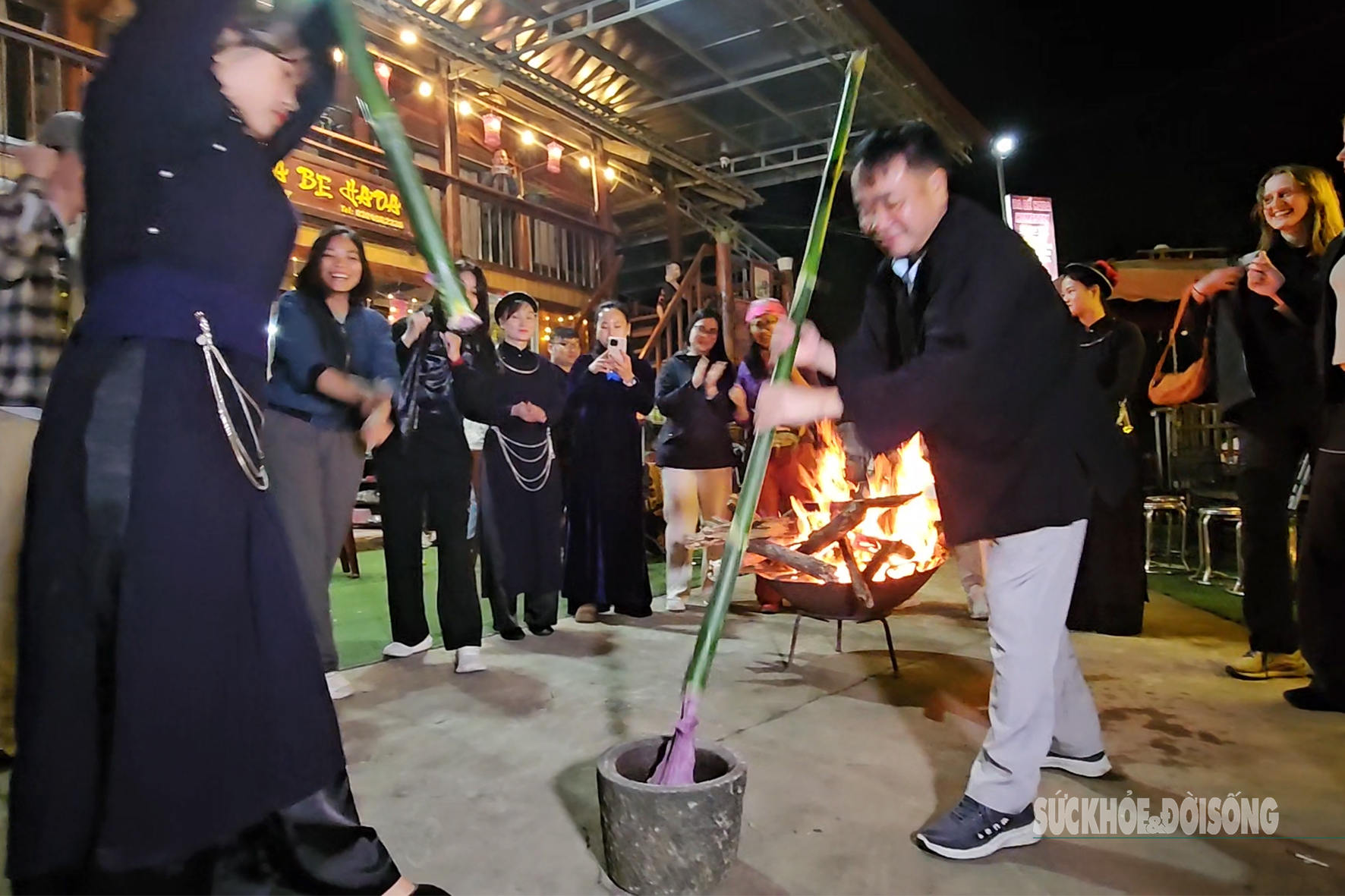 Du khách quốc tế vào bản người Tày học làm bánh dày- Ảnh 1. Du khách quốc tế vào bản người Tày học làm bánh dày- Ảnh 1.