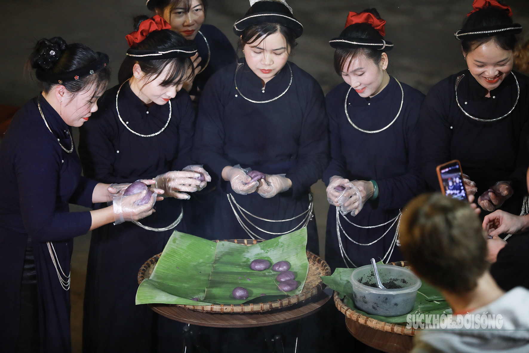 Du khách quốc tế vào bản người Tày học làm bánh dày- Ảnh 4. Du khách quốc tế vào bản người Tày học làm bánh dày- Ảnh 4.