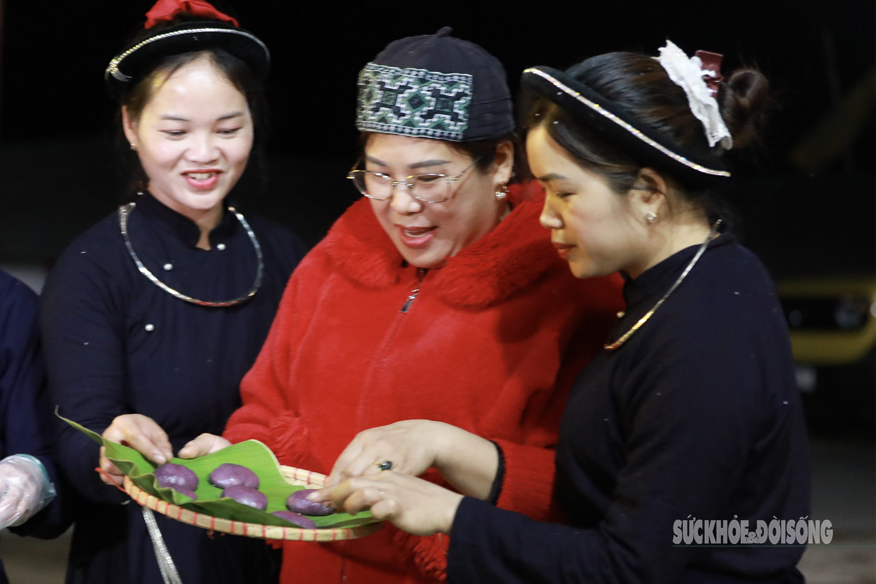 Du khách quốc tế vào bản người Tày học làm bánh dày- Ảnh 6. Du khách quốc tế vào bản người Tày học làm bánh dày- Ảnh 6.