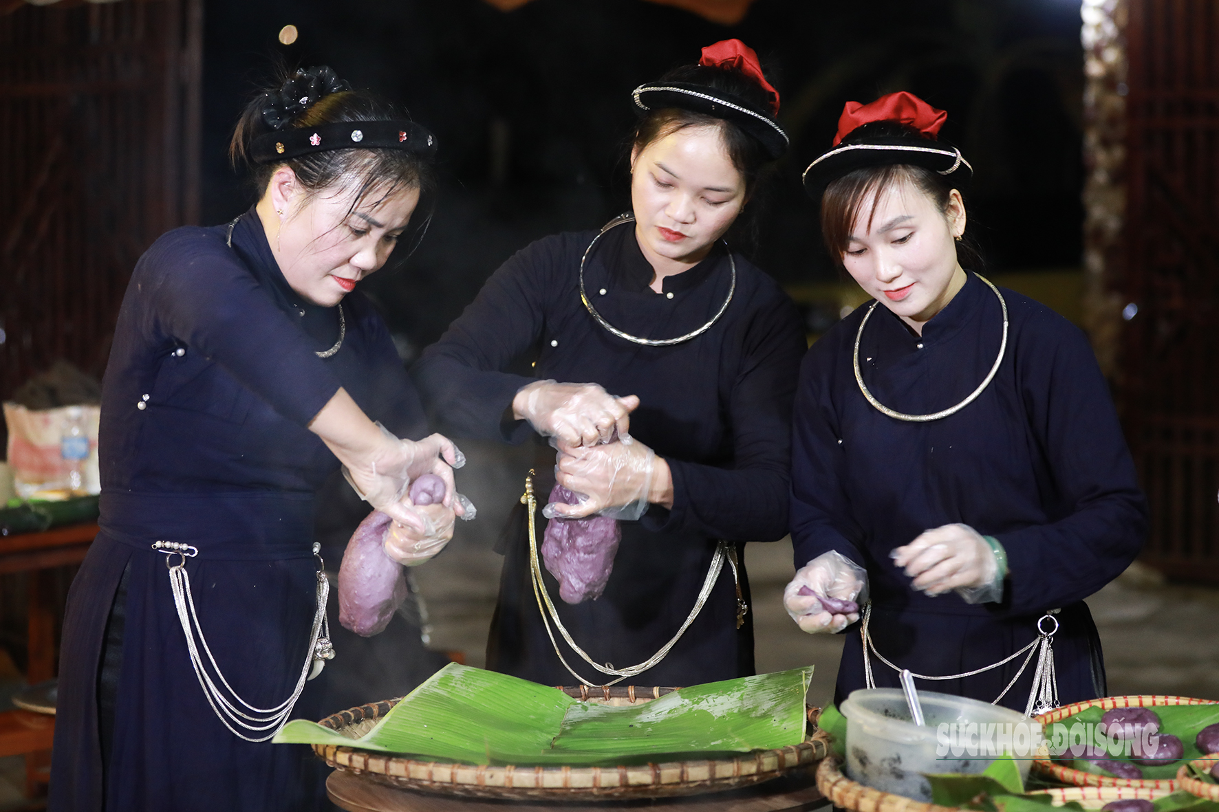 Du khách quốc tế vào bản người Tày học làm bánh dày- Ảnh 5. Du khách quốc tế vào bản người Tày học làm bánh dày- Ảnh 5.