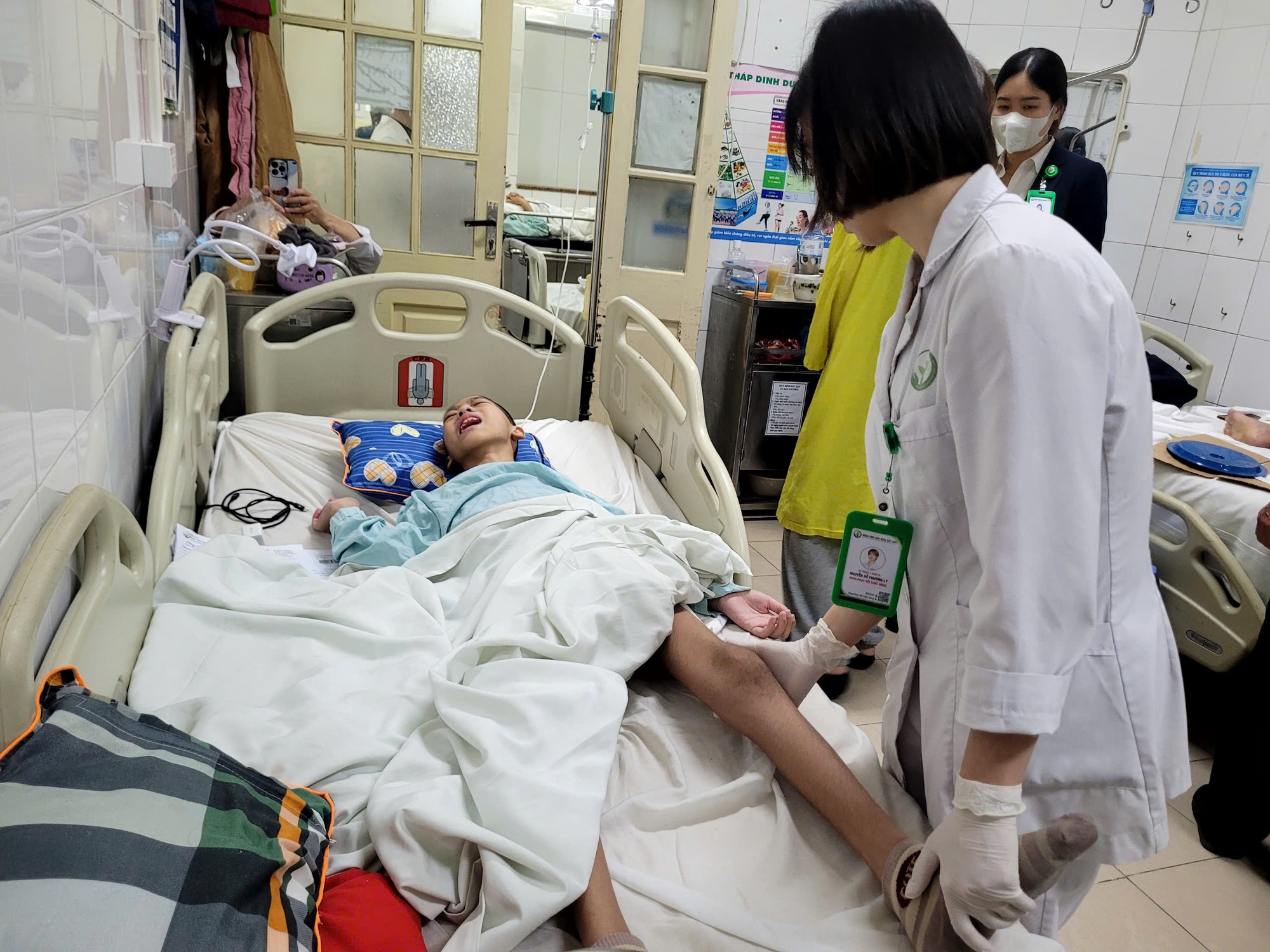 Xót xa trước nguy cơ tàn phế vĩnh viễn của cậu bé 10 tuổi bại não cần được trợ giúp- Ảnh 2. Xót xa trước nguy cơ tàn phế vĩnh viễn của cậu bé 10 tuổi bại não cần được trợ giúp- Ảnh 2.