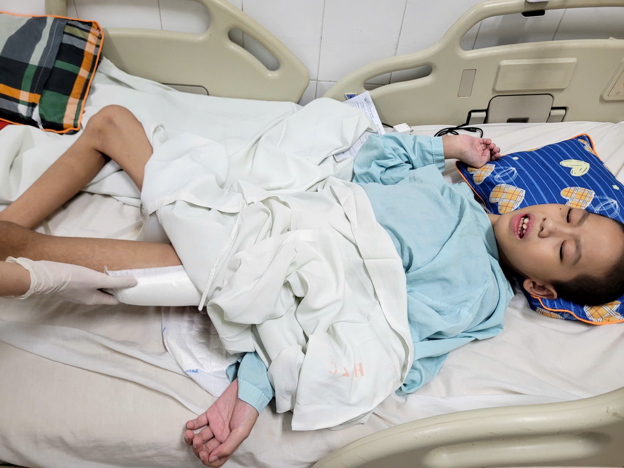 Xót xa trước nguy cơ tàn phế vĩnh viễn của cậu bé 10 tuổi bại não cần được trợ giúp- Ảnh 4. Xót xa trước nguy cơ tàn phế vĩnh viễn của cậu bé 10 tuổi bại não cần được trợ giúp- Ảnh 4.