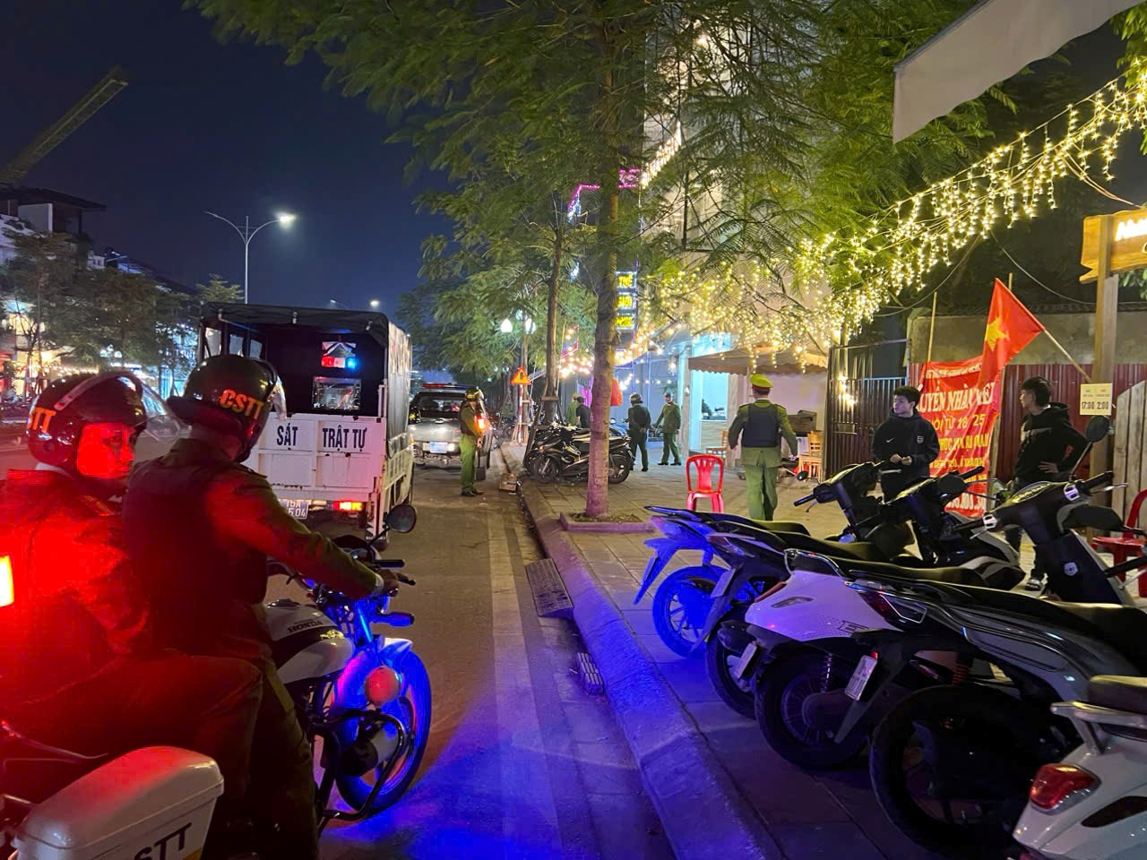 Bị kiểm tra nồng độ cồn, nam thanh niên tông xe máy vào CSGT- Ảnh 1.