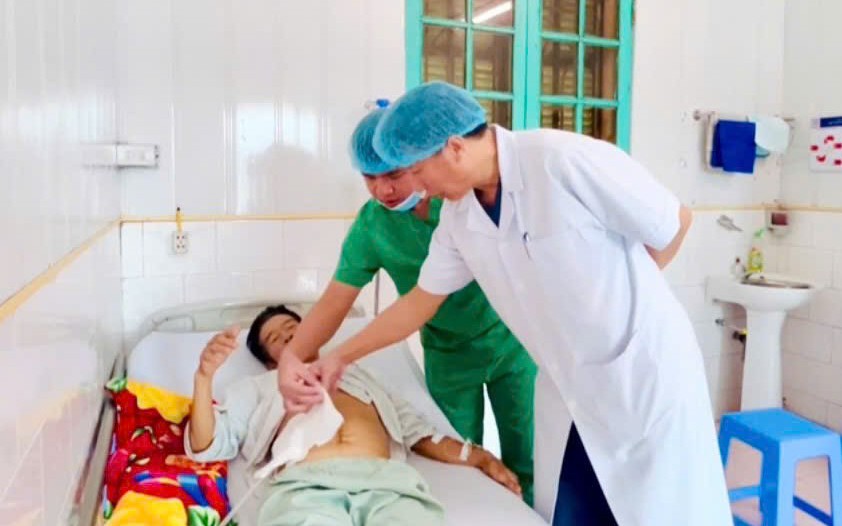 Suýt thủng thực quản vì viên thuốc - Ảnh 2. Suýt thủng thực quản vì viên thuốc - Ảnh 2.