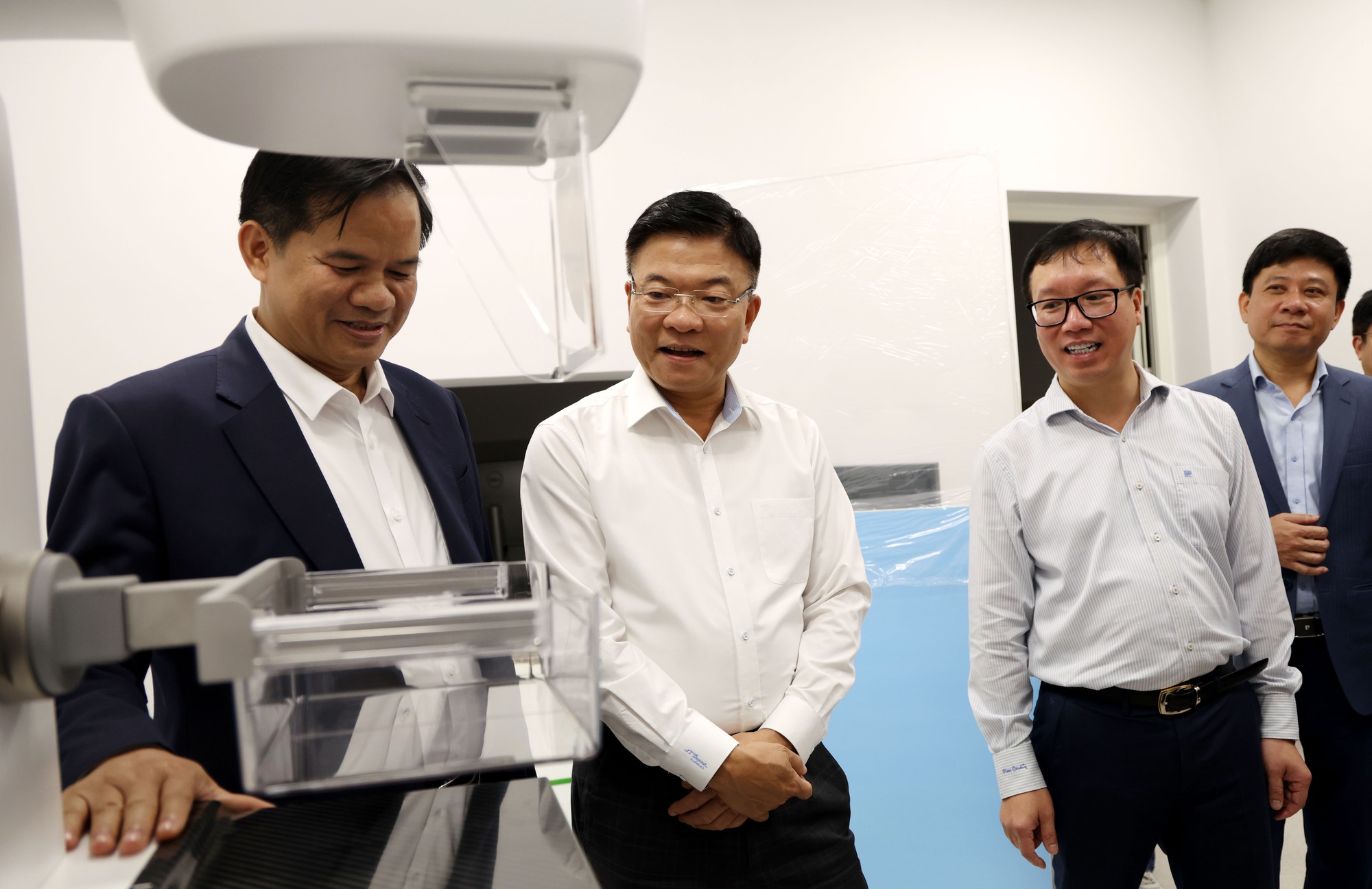 មន្ទីរពេទ្យ Bach Mai និងកន្លែងទីពីររបស់មន្ទីរពេទ្យមិត្តភាព Viet Duc បានបើកសម្ពោធនាថ្ងៃទី 19 ខែធ្នូ - រូបថតទី 3 ។ Cơ sở 2 Bệnh viện Bạch Mai và Bệnh viện Hữu nghị Việt Đức khánh thành ngày 19/12- Ảnh 3.