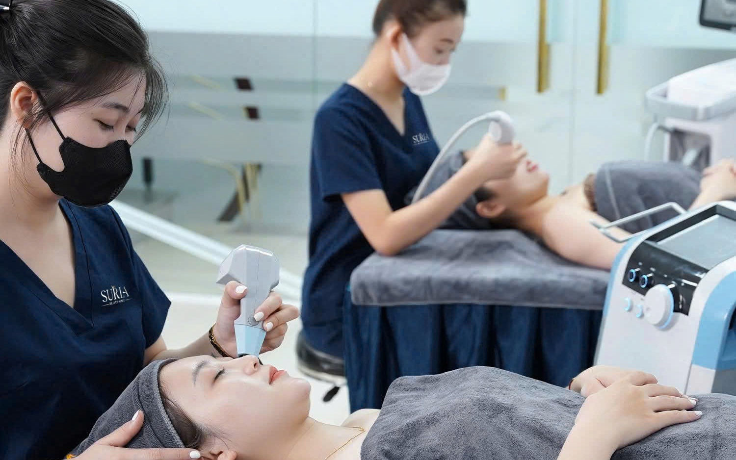 Nâng ngực đón Tết, người phụ nữ biến dạng bầu vú- Ảnh 2. Hà Nội: Không khí làm đẹp đón Tết