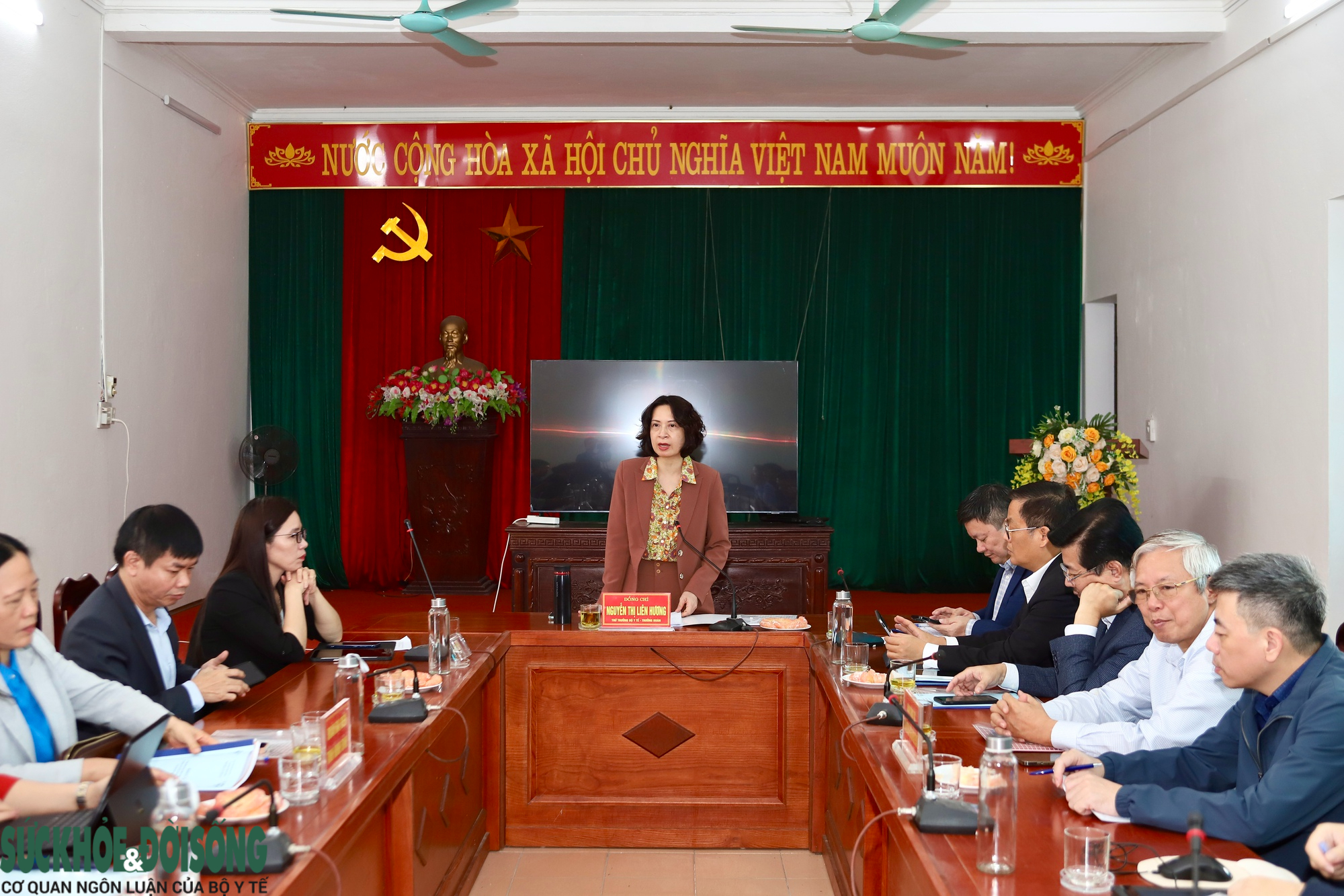 وزارت بهداشت از کار مراقبت از سالمندان در نین بین بازرسی میکند، بسیاری از وظایف مهم تعیین شده است - عکس ۶. Bộ Y tế kiểm tra công tác người cao tuổi tại Ninh Bình, nhiều nhiệm vụ quan trọng được đặt ra- Ảnh 6.