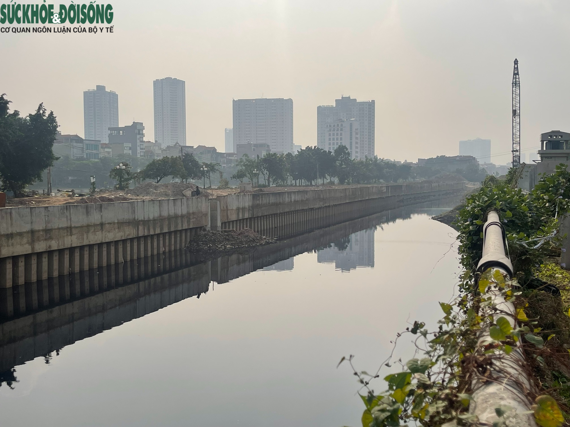 Dự án cứng hóa kênh La Khê, Hà Nội thi công không che chắn gây bụi và ô nhiễm- Ảnh 2. Dự án cứng hóa kênh La Khê, Hà Nội thi công không che chắn gây bụi và ô nhiễm- Ảnh 2.