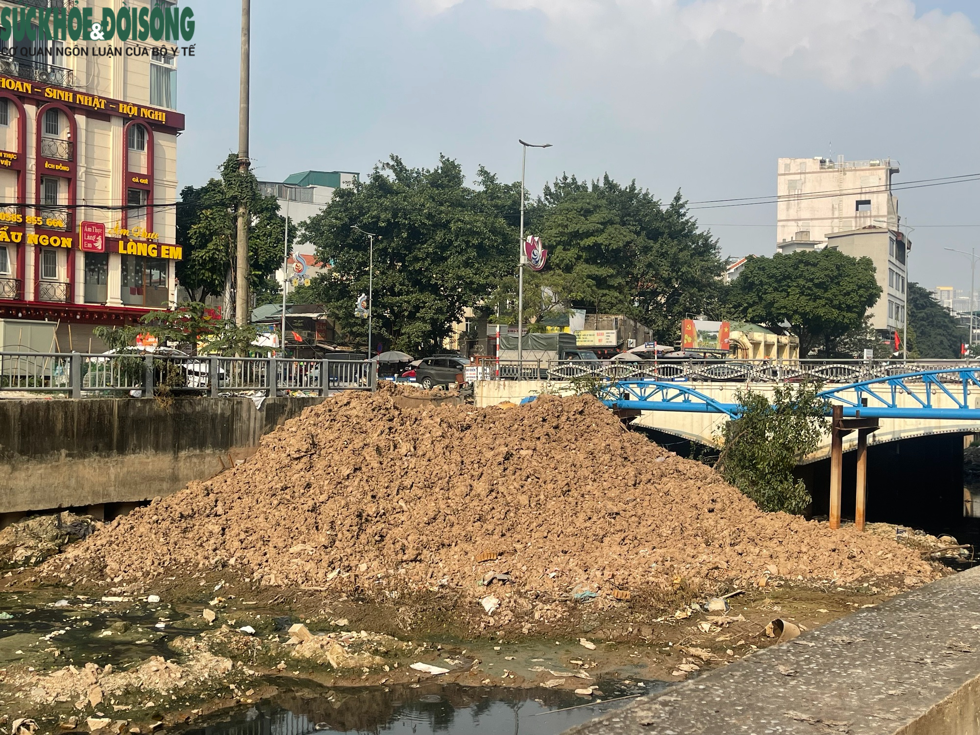 Dự án cứng hóa kênh La Khê, Hà Nội thi công không che chắn gây bụi và ô nhiễm- Ảnh 4. Dự án cứng hóa kênh La Khê, Hà Nội thi công không che chắn gây bụi và ô nhiễm- Ảnh 4.
