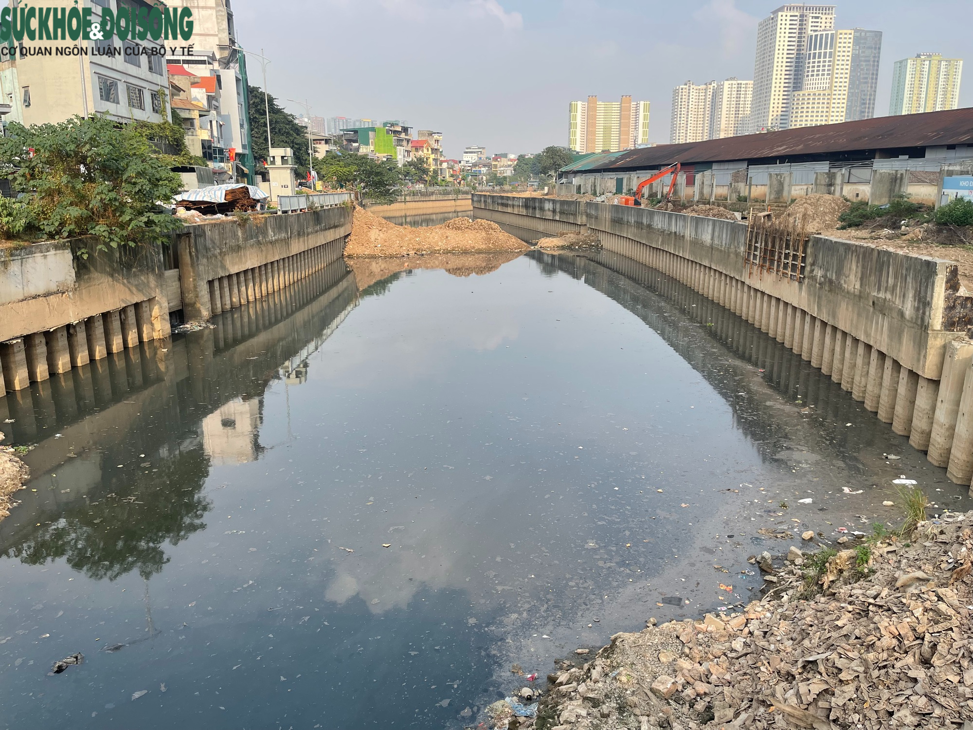 Dự án cứng hóa kênh La Khê, Hà Nội thi công không che chắn gây bụi và ô nhiễm- Ảnh 5. Dự án cứng hóa kênh La Khê, Hà Nội thi công không che chắn gây bụi và ô nhiễm- Ảnh 5.