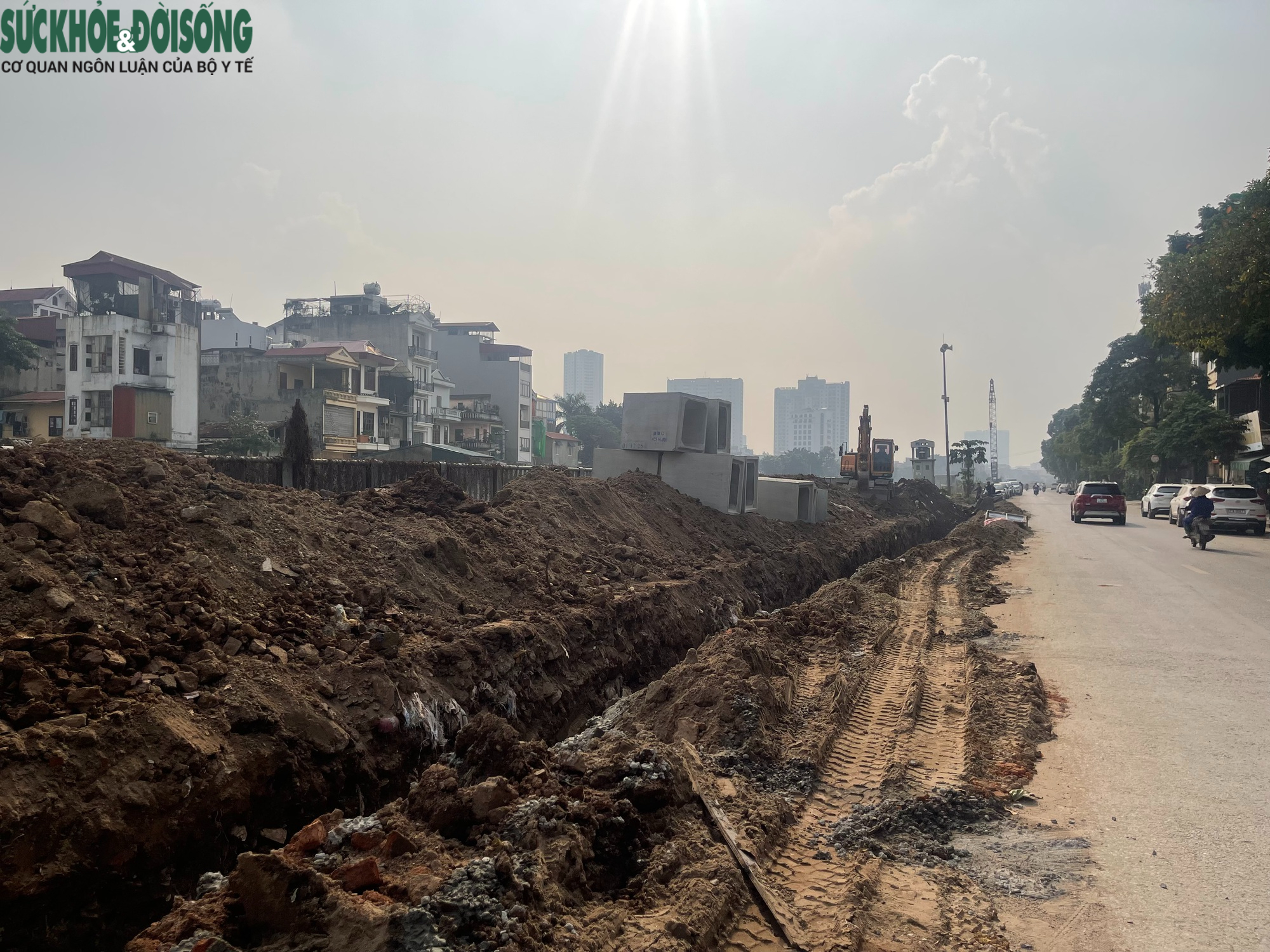 Dự án cứng hóa kênh La Khê, Hà Nội thi công không che chắn gây bụi và ô nhiễm- Ảnh 8. Dự án cứng hóa kênh La Khê, Hà Nội thi công không che chắn gây bụi và ô nhiễm- Ảnh 8.