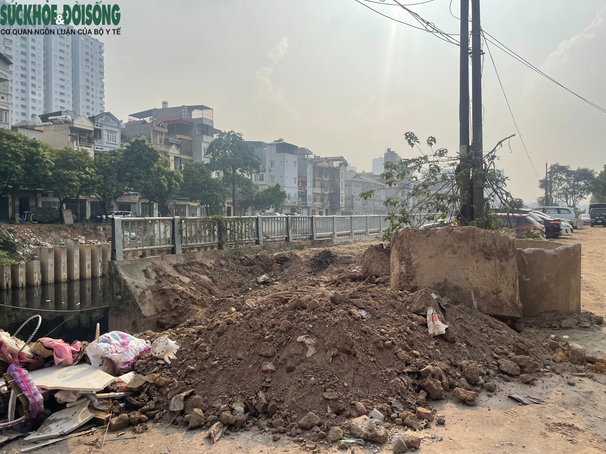Dự án cứng hóa kênh La Khê, Hà Nội thi công không che chắn gây bụi và ô nhiễm- Ảnh 9. Dự án cứng hóa kênh La Khê, Hà Nội thi công không che chắn gây bụi và ô nhiễm- Ảnh 9.