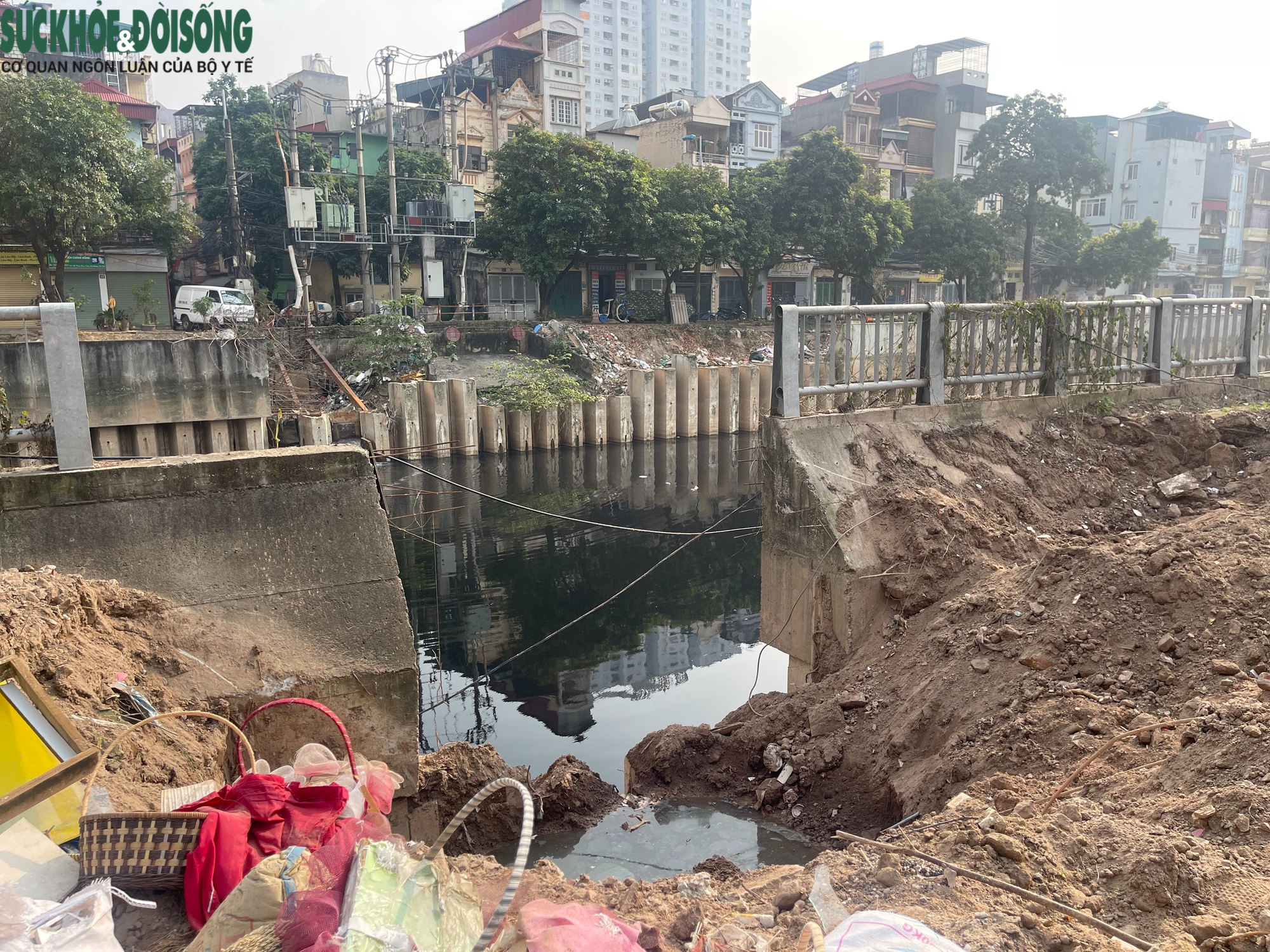 Dự án cứng hóa kênh La Khê, Hà Nội thi công không che chắn gây bụi và ô nhiễm- Ảnh 10. Dự án cứng hóa kênh La Khê, Hà Nội thi công không che chắn gây bụi và ô nhiễm- Ảnh 10.