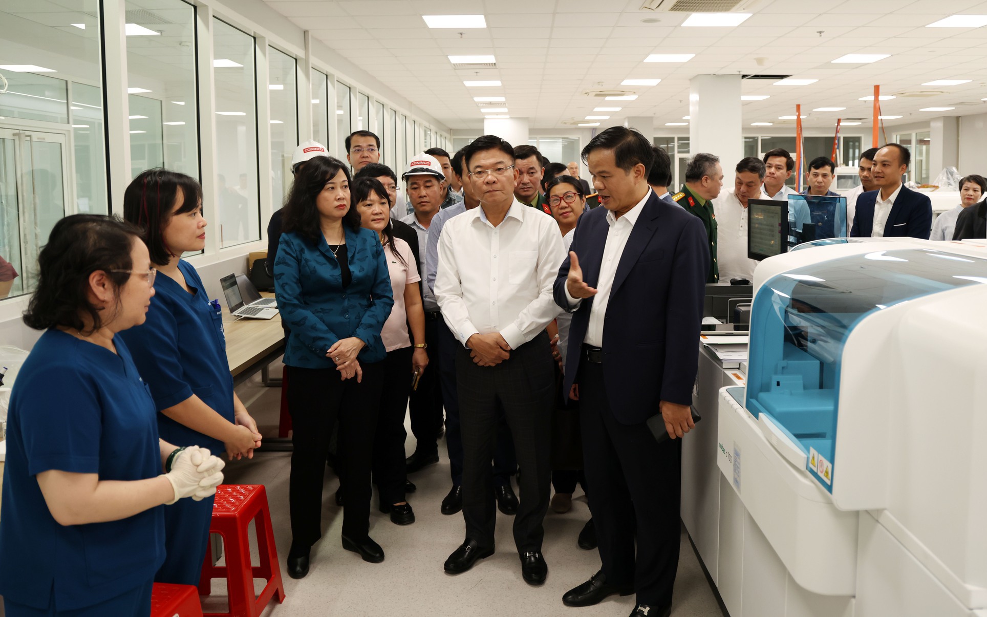 Ngày 9/12 lắp đặt hơn 300 giường tại cơ sở 2 Bệnh viện Bạch Mai, sẵn sàng phục vụ người bệnh