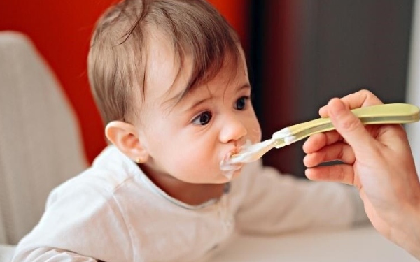 Chế độ dinh dưỡng chống sụt cân cho trẻ bị tay chân miệng