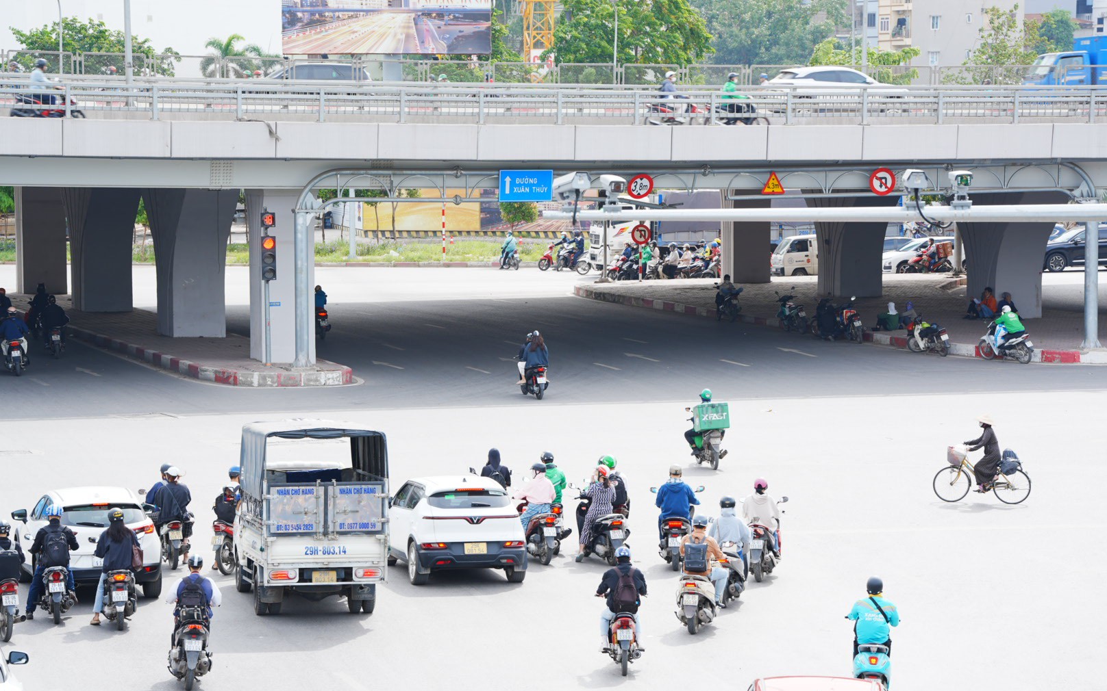 Sắp đưa vào hoạt động gần 2000 camera AI, nhiều lái xe dịch vụ lo bị 'bắt lỗi'- Ảnh 3. Phạt nguội từ camera AI, khi nào nhận được thông báo?