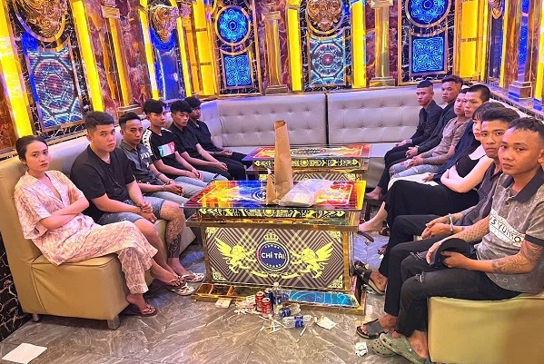 Bất ngờ kiểm tra, phát hiện 12 người dương tính ma túy tại 2 phòng VIP quán karaoke- Ảnh 1. Bất ngờ kiểm tra, phát hiện 12 người dương tính ma túy tại 2 phòng VIP quán karaoke- Ảnh 1.