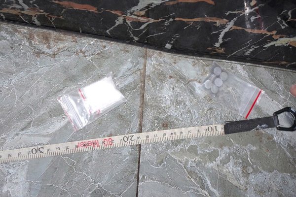 Bất ngờ kiểm tra, phát hiện 12 người dương tính ma túy tại 2 phòng VIP quán karaoke- Ảnh 2. Bất ngờ kiểm tra, phát hiện 12 người dương tính ma túy tại 2 phòng VIP quán karaoke- Ảnh 2.